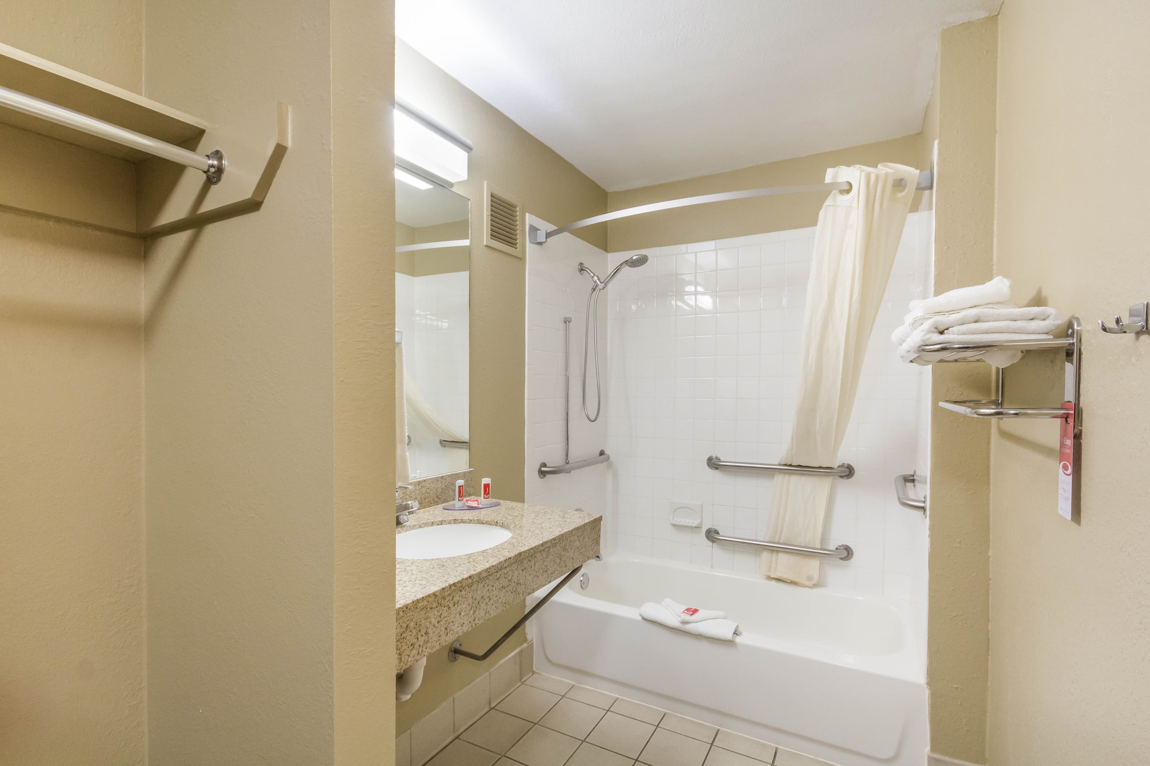 Econo Lodge  Inn & Suites I-35 at Shawnee Mission — 26