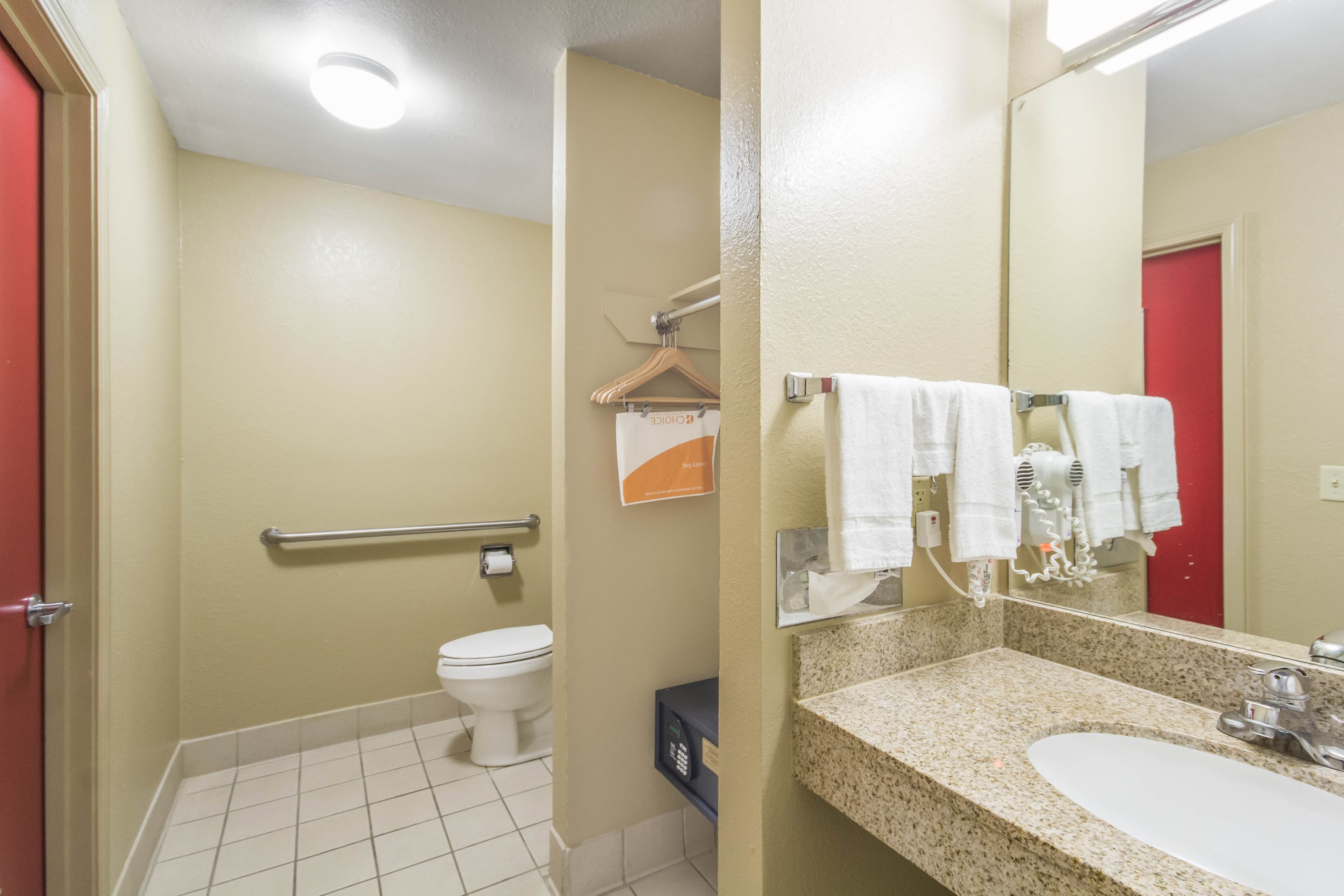 Econo Lodge  Inn & Suites I-35 at Shawnee Mission — 27