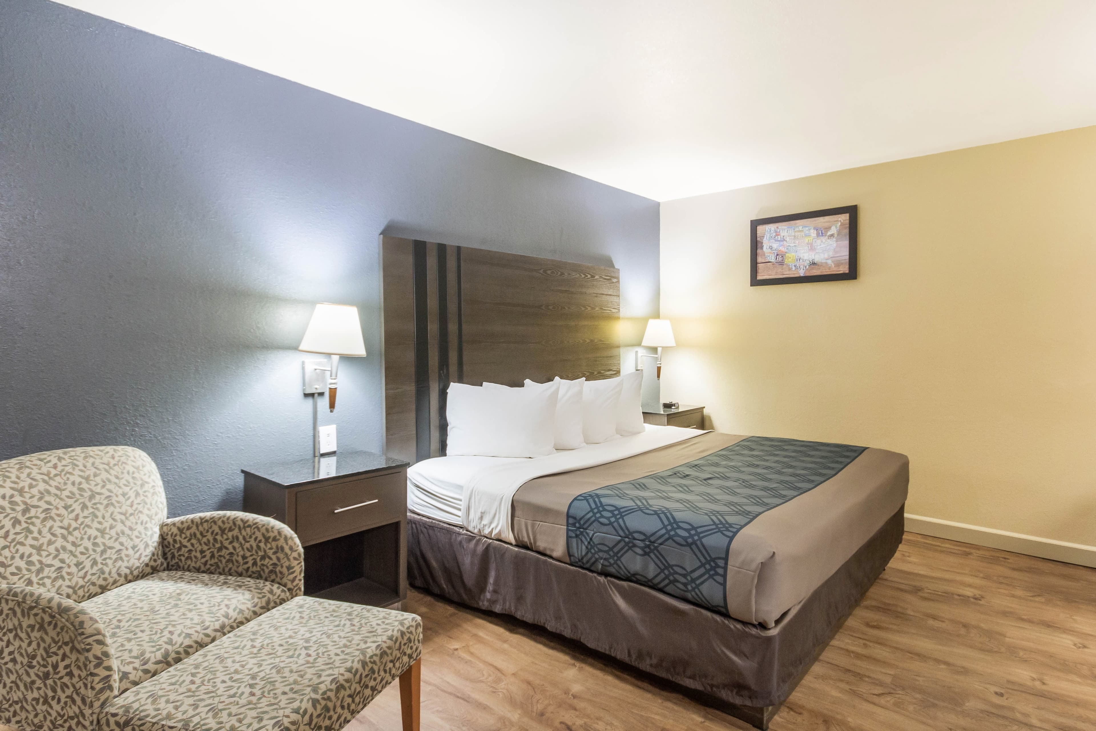 Econo Lodge  Inn & Suites I-35 at Shawnee Mission — 28