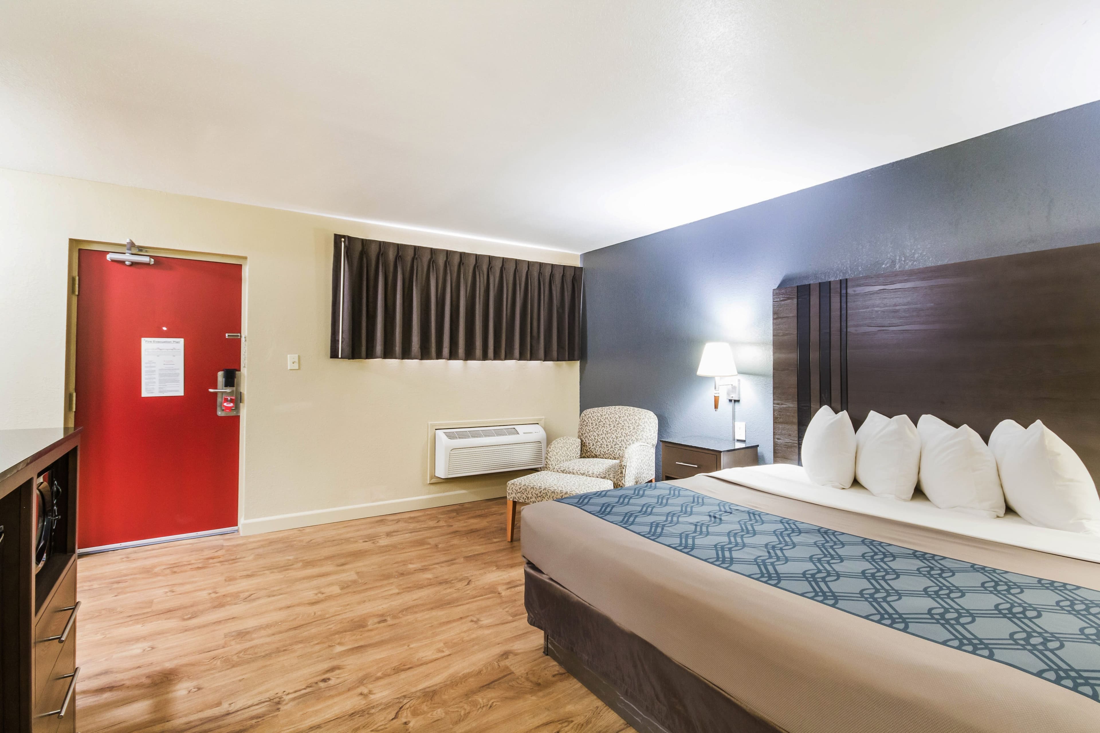 Econo Lodge  Inn & Suites I-35 at Shawnee Mission — 29