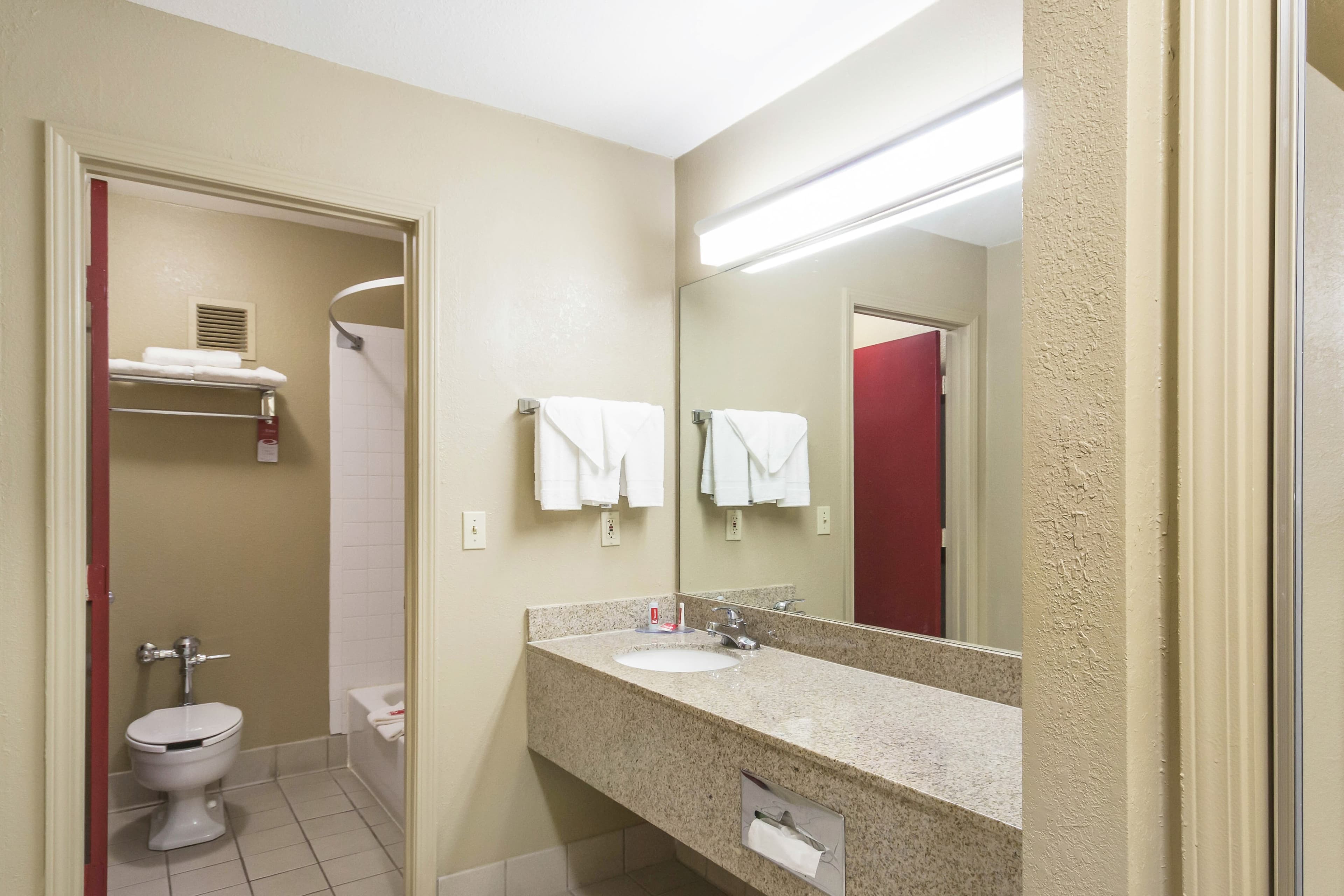 Econo Lodge  Inn & Suites I-35 at Shawnee Mission — 31