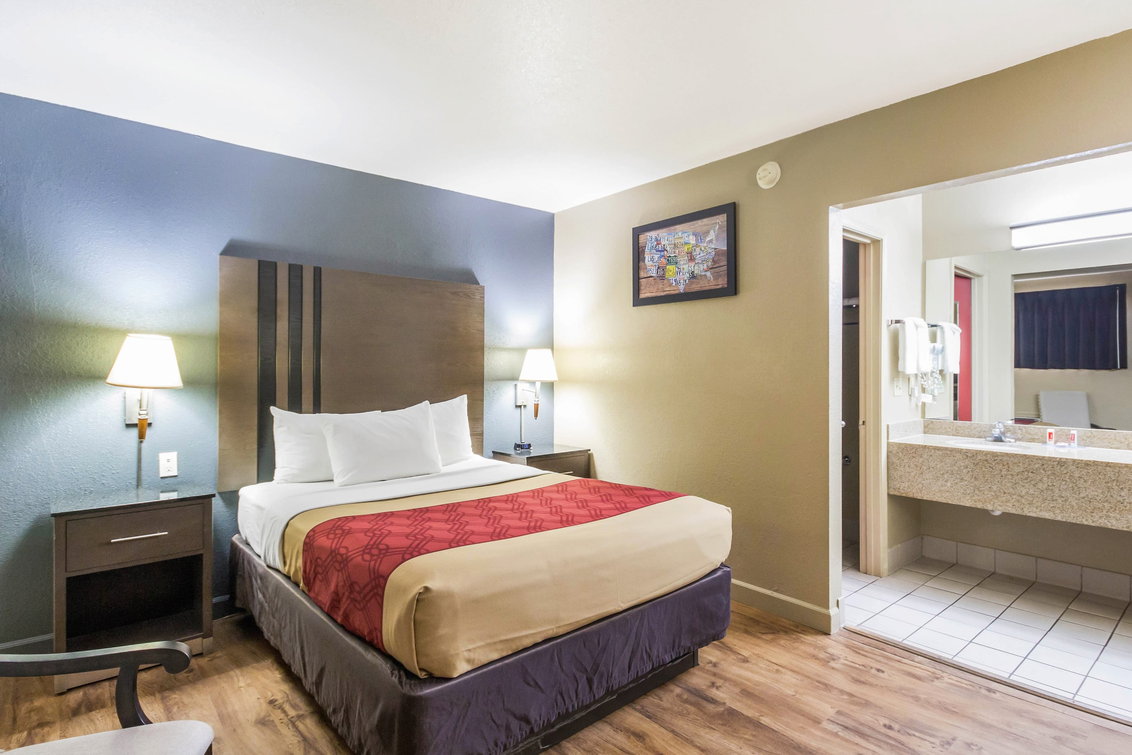 Econo Lodge  Inn & Suites I-35 at Shawnee Mission — 32