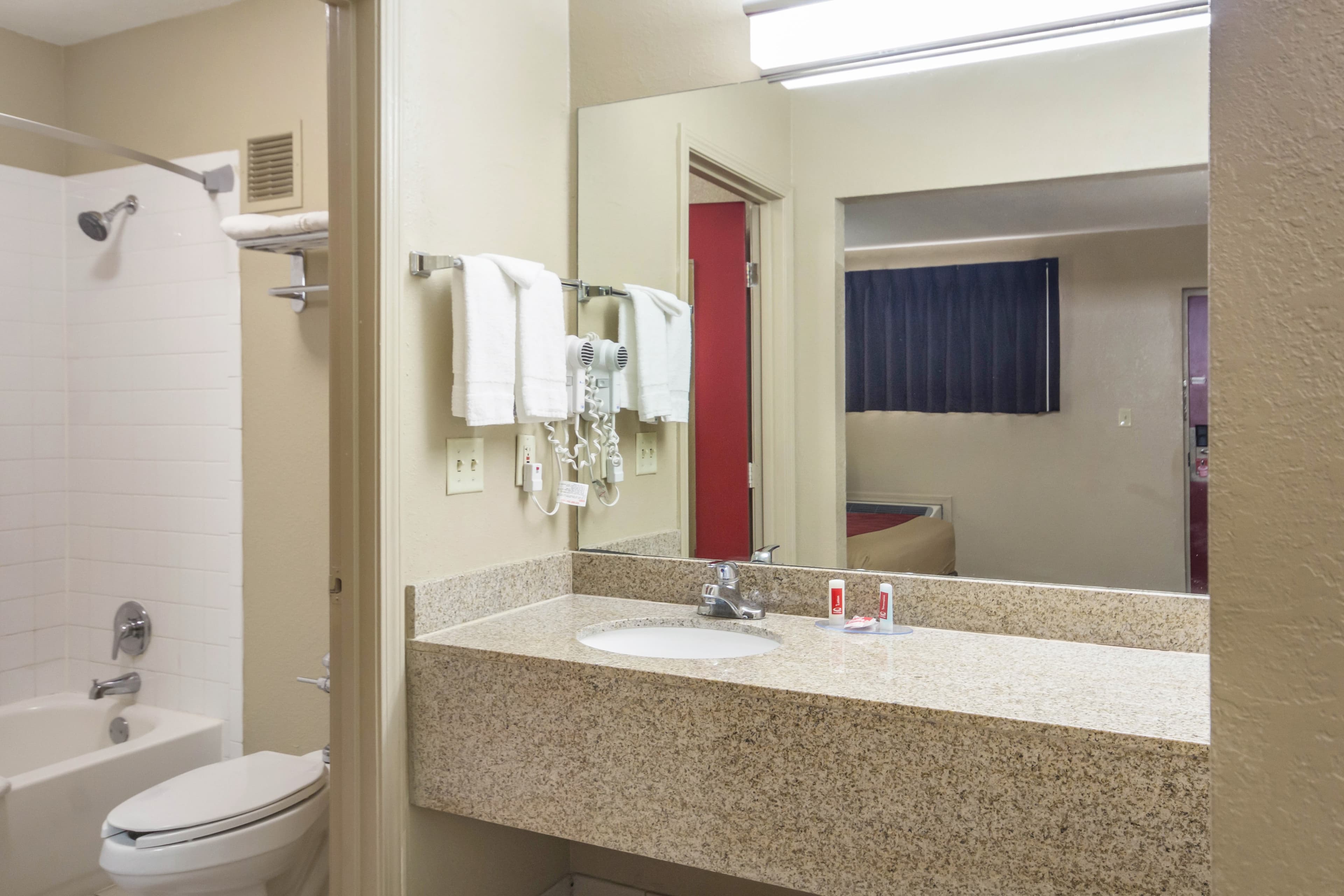 Econo Lodge  Inn & Suites I-35 at Shawnee Mission — 34