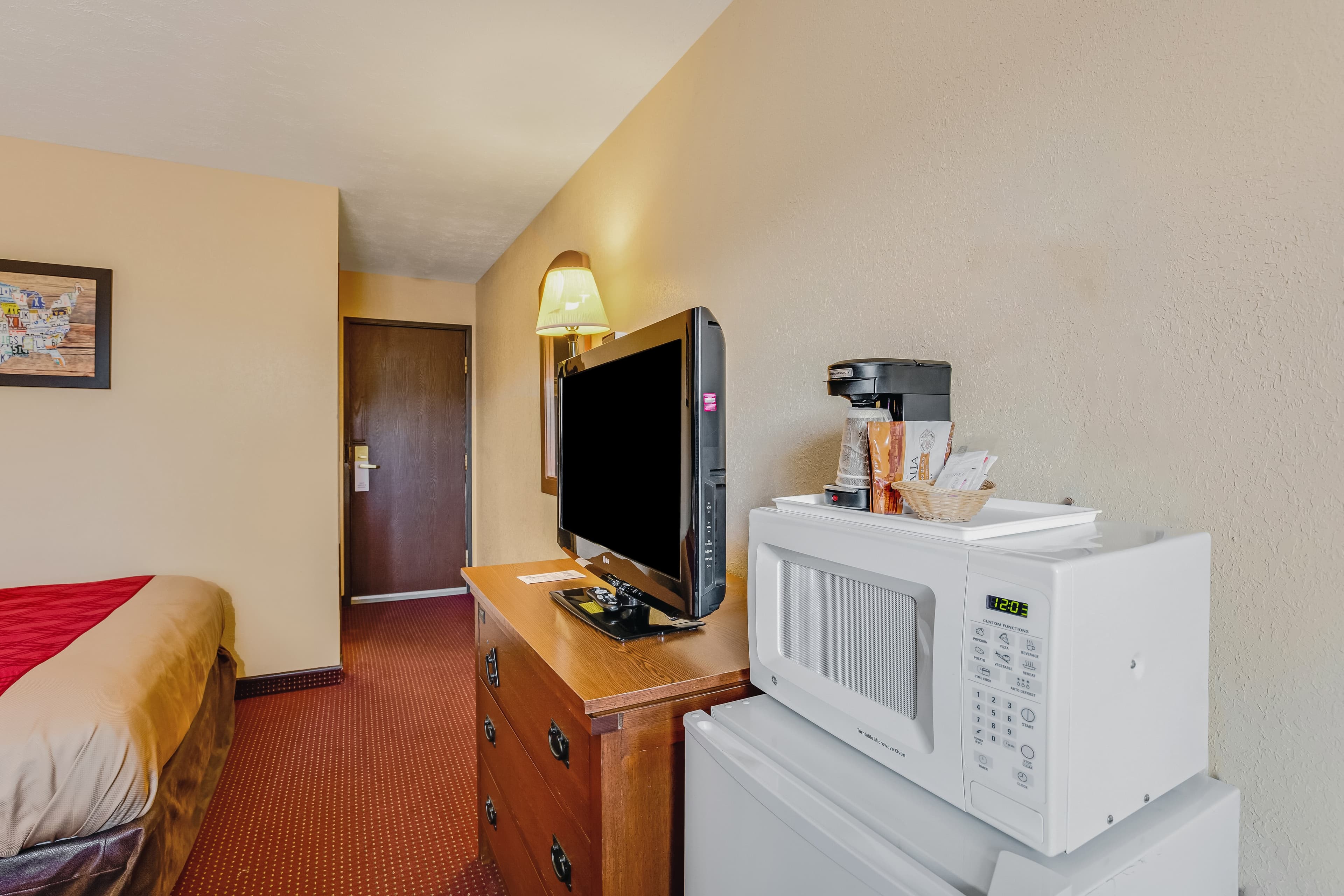 Econo Lodge Junction City I-70 Near Fort Riley - Image 4