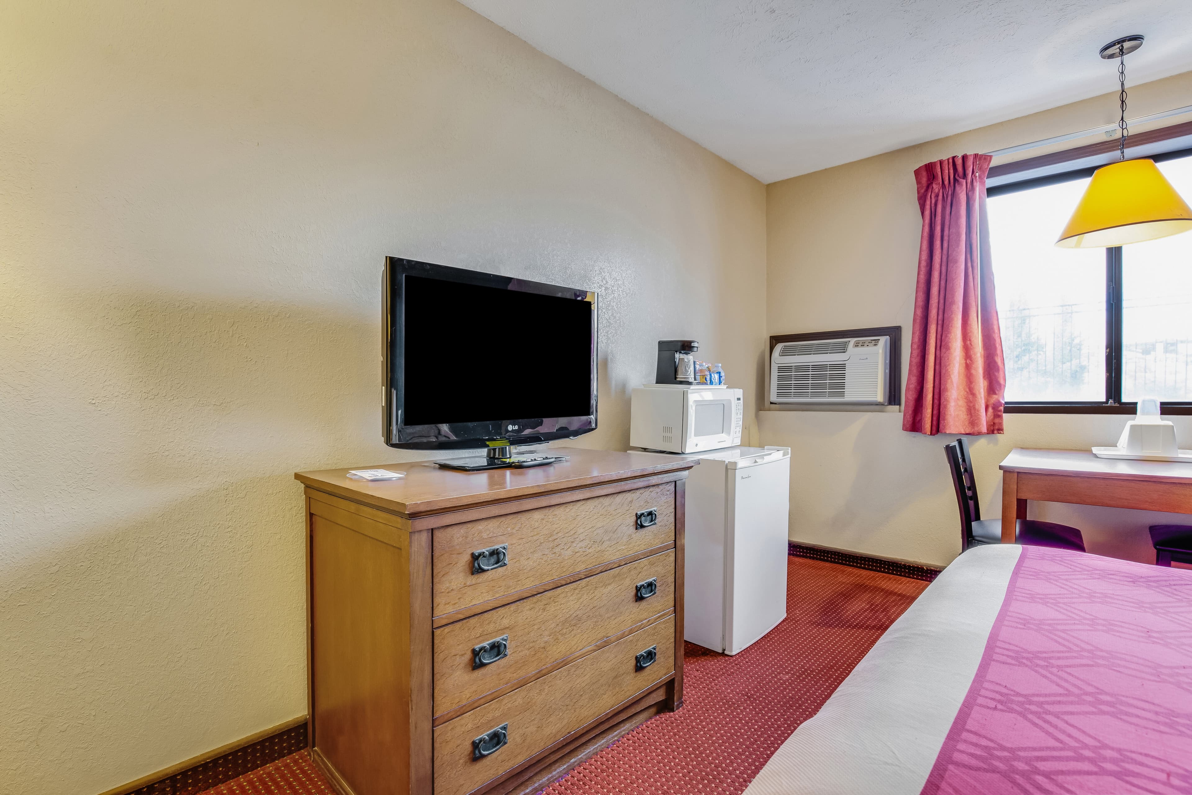 Econo Lodge Junction City I-70 Near Fort Riley — 9