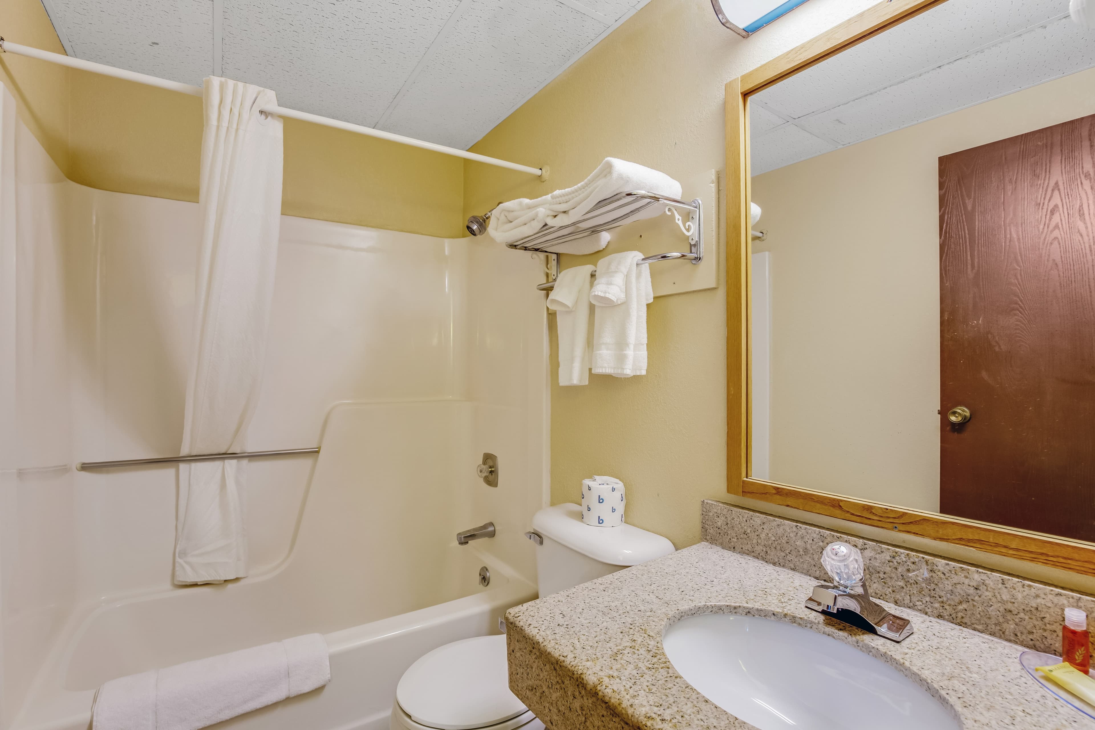 Econo Lodge Junction City I-70 Near Fort Riley — 10