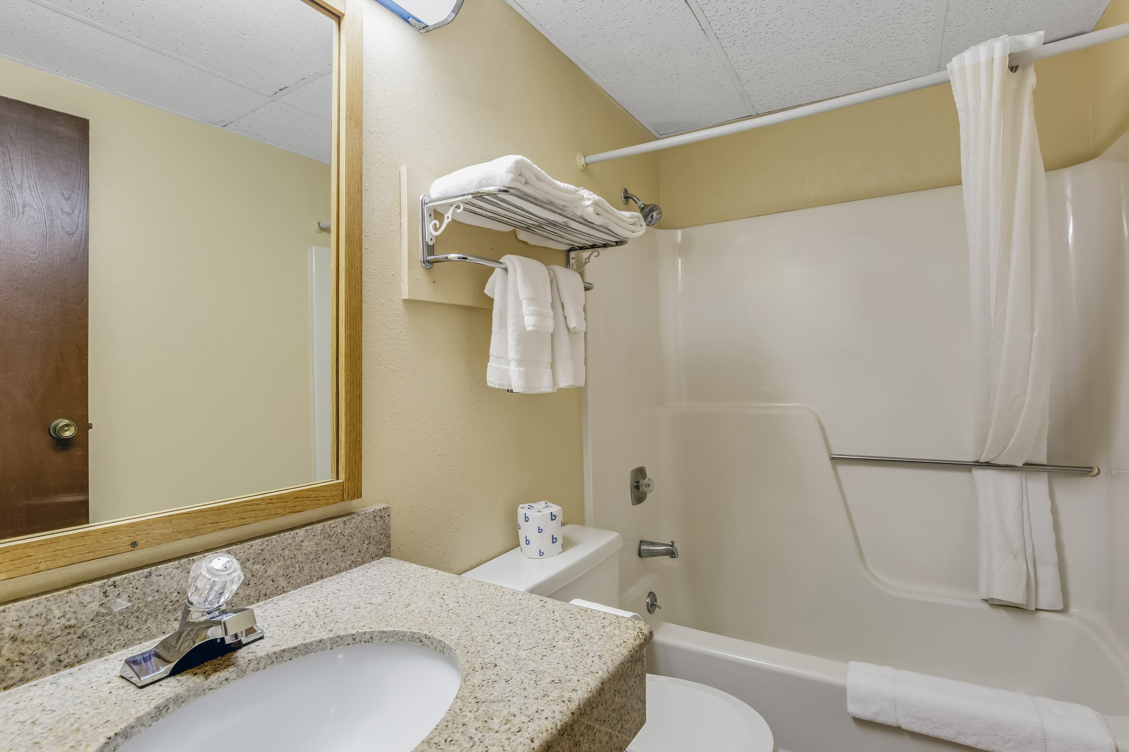 Econo Lodge Junction City I-70 Near Fort Riley — 16