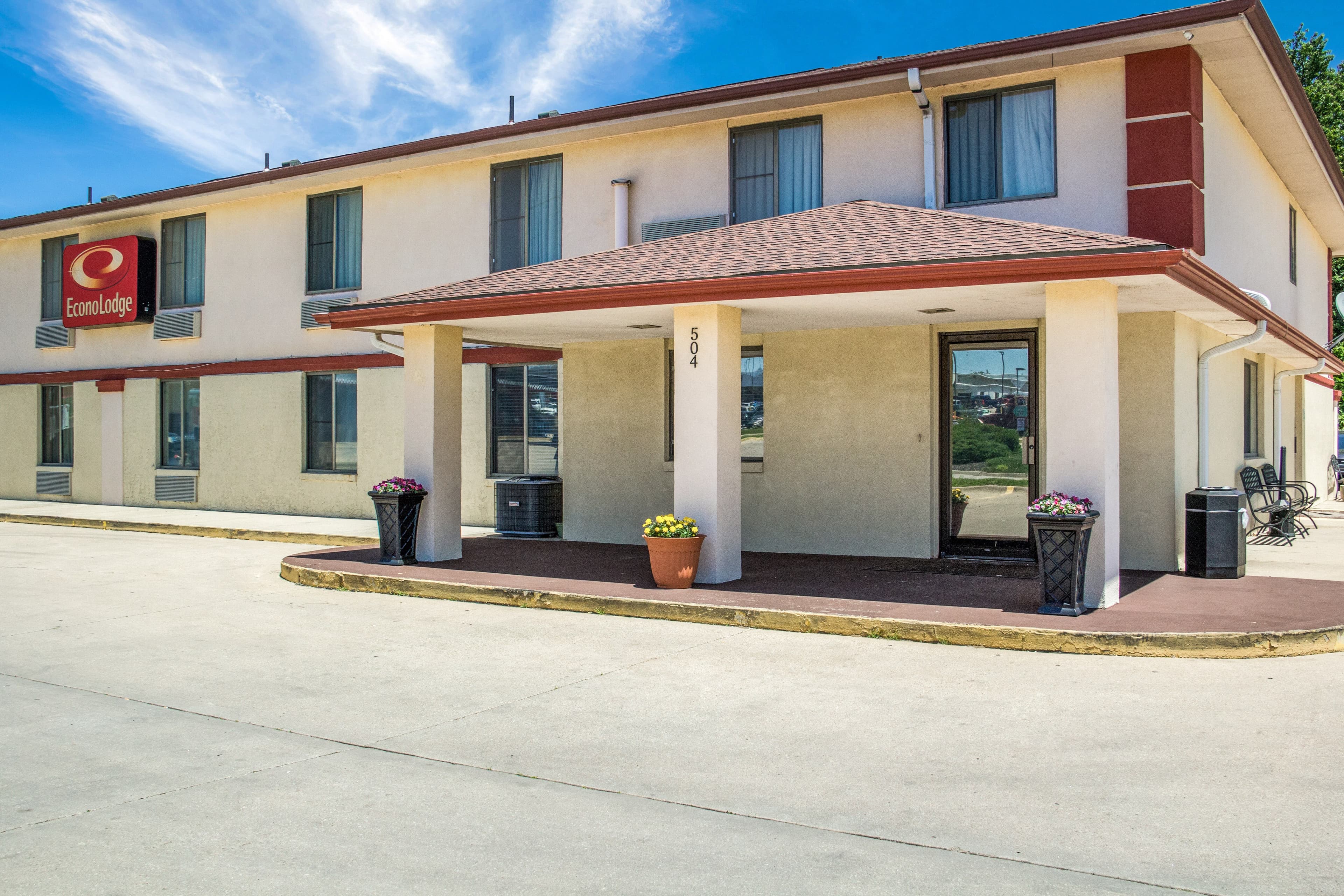 Econo Lodge Lansing - Leavenworth - Image 1