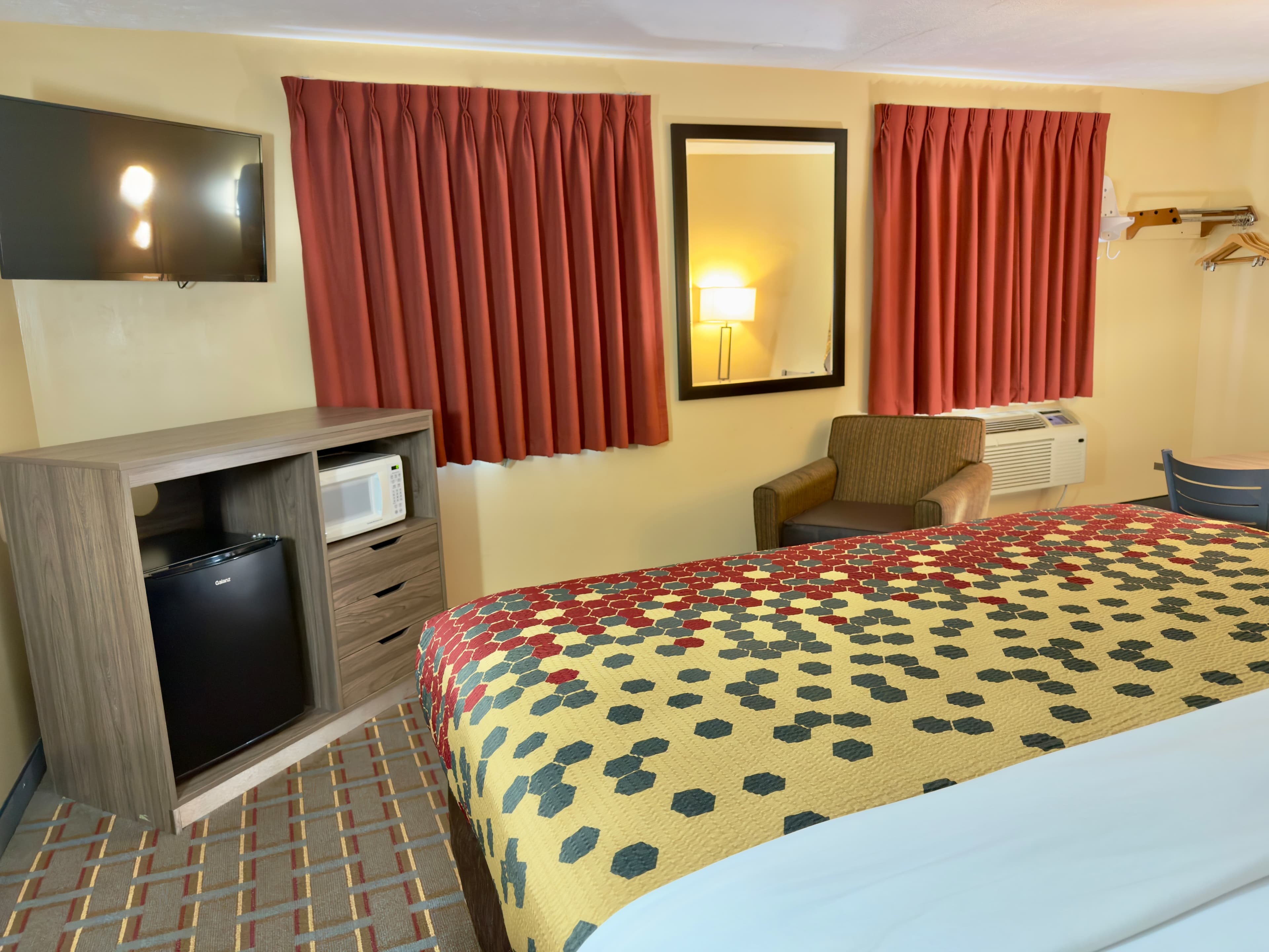 Econo Lodge Lansing - Leavenworth - Image 2