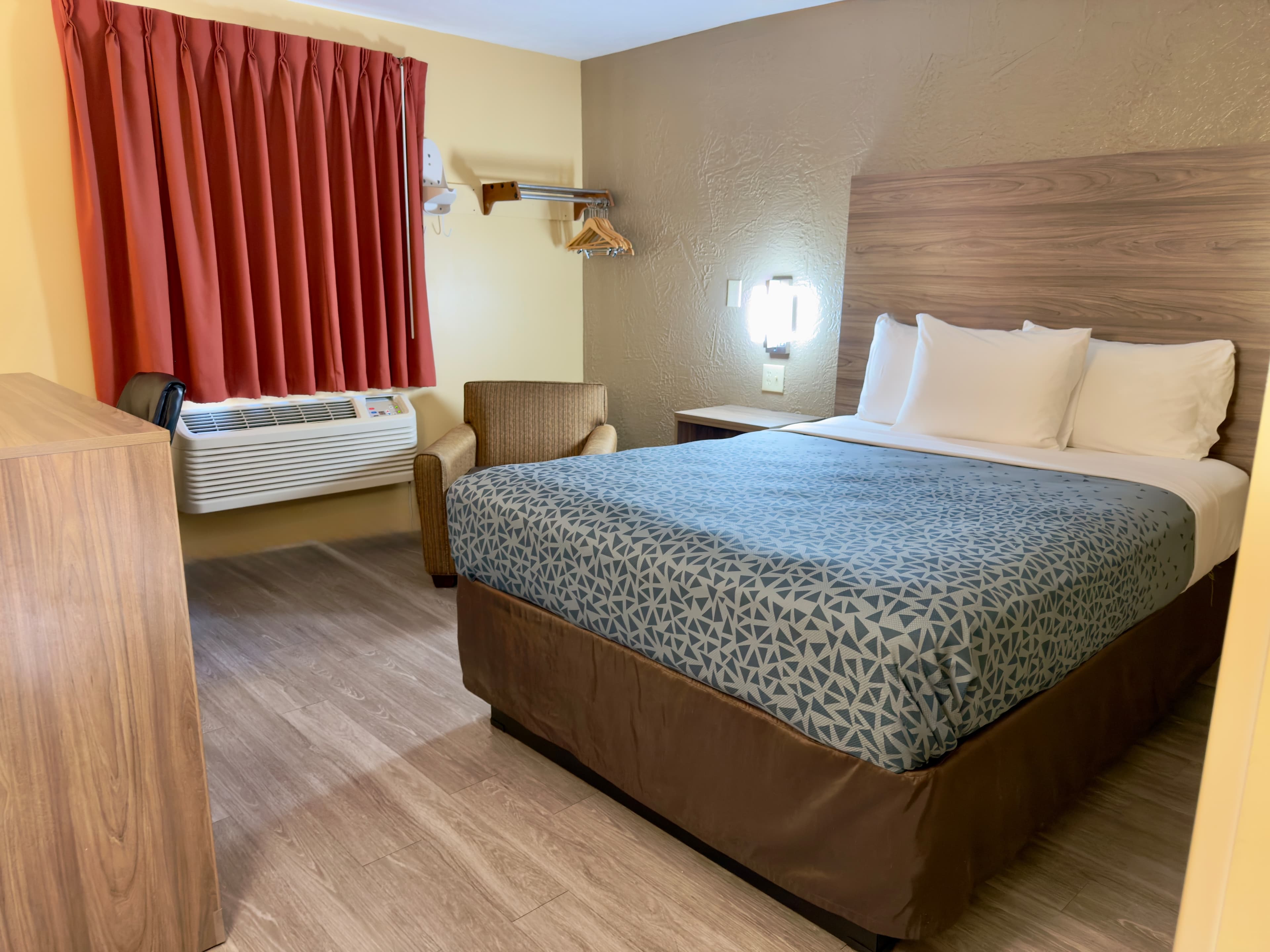 Econo Lodge Lansing - Leavenworth - Image 5