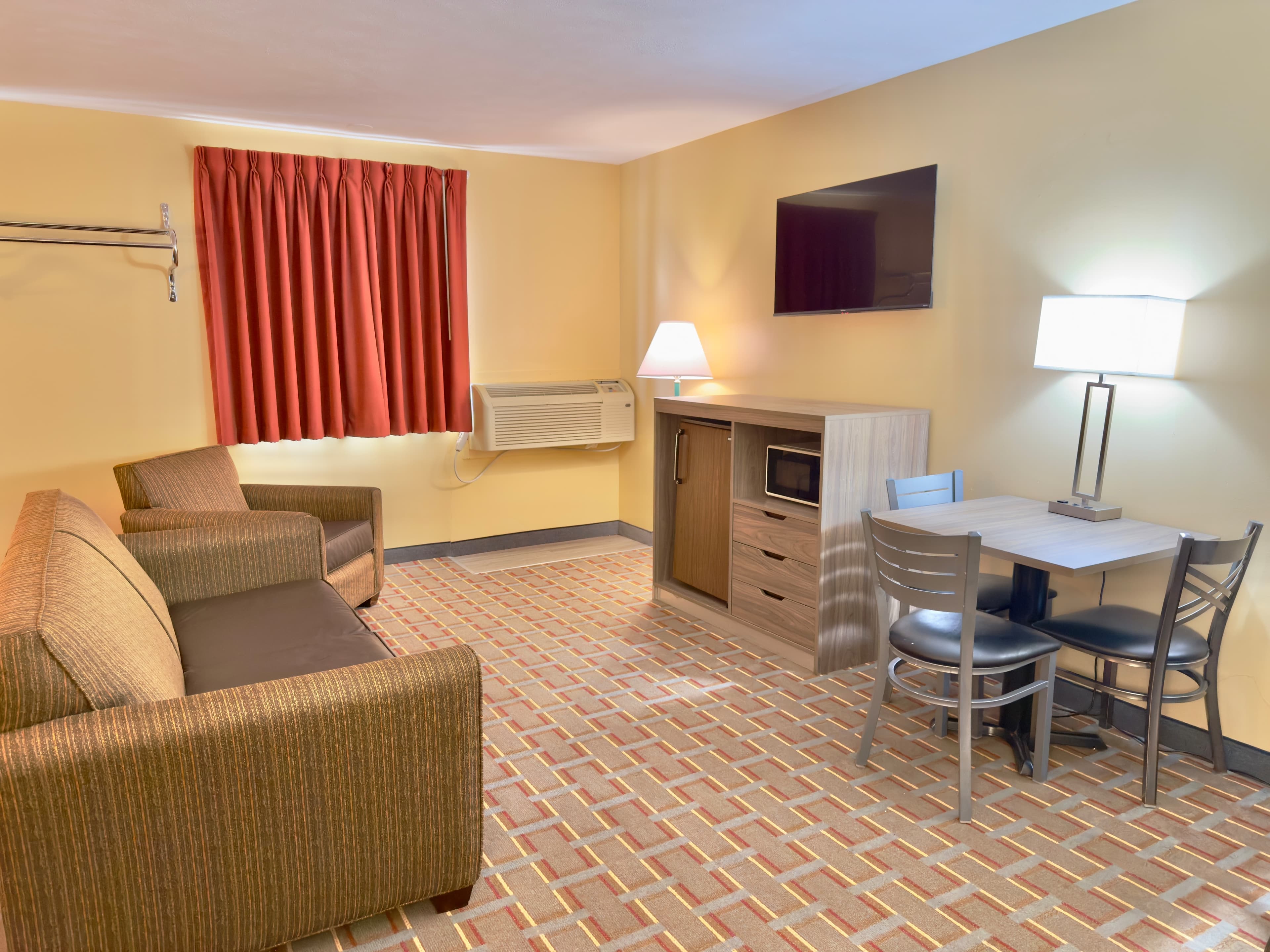 Econo Lodge Lansing - Leavenworth — 11
