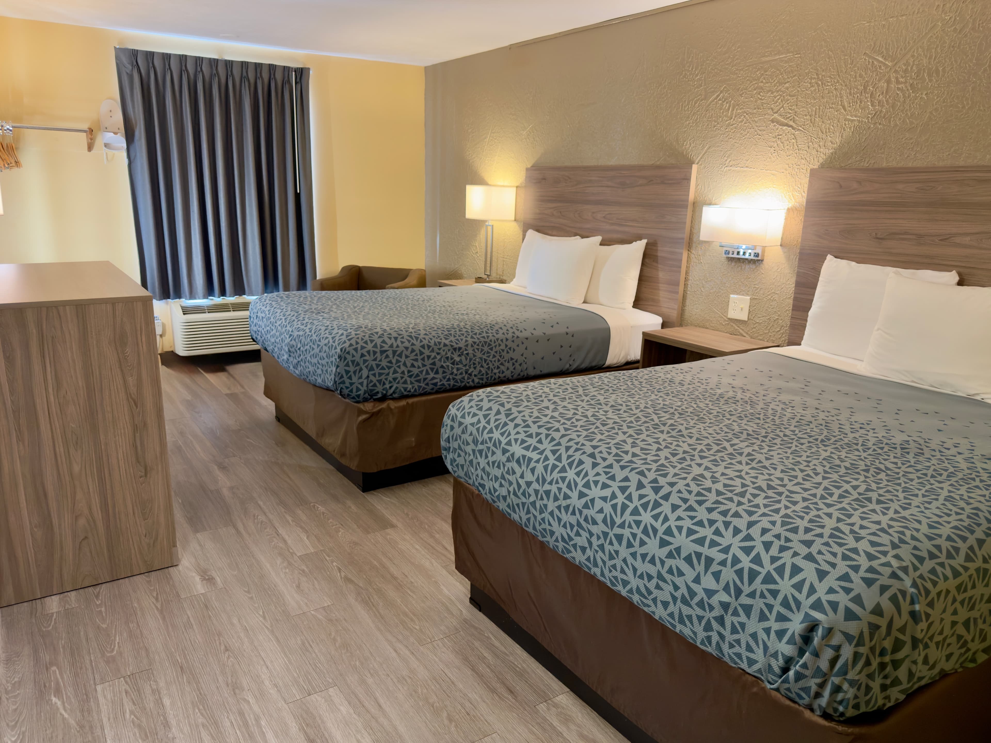 Econo Lodge Lansing - Leavenworth — 8