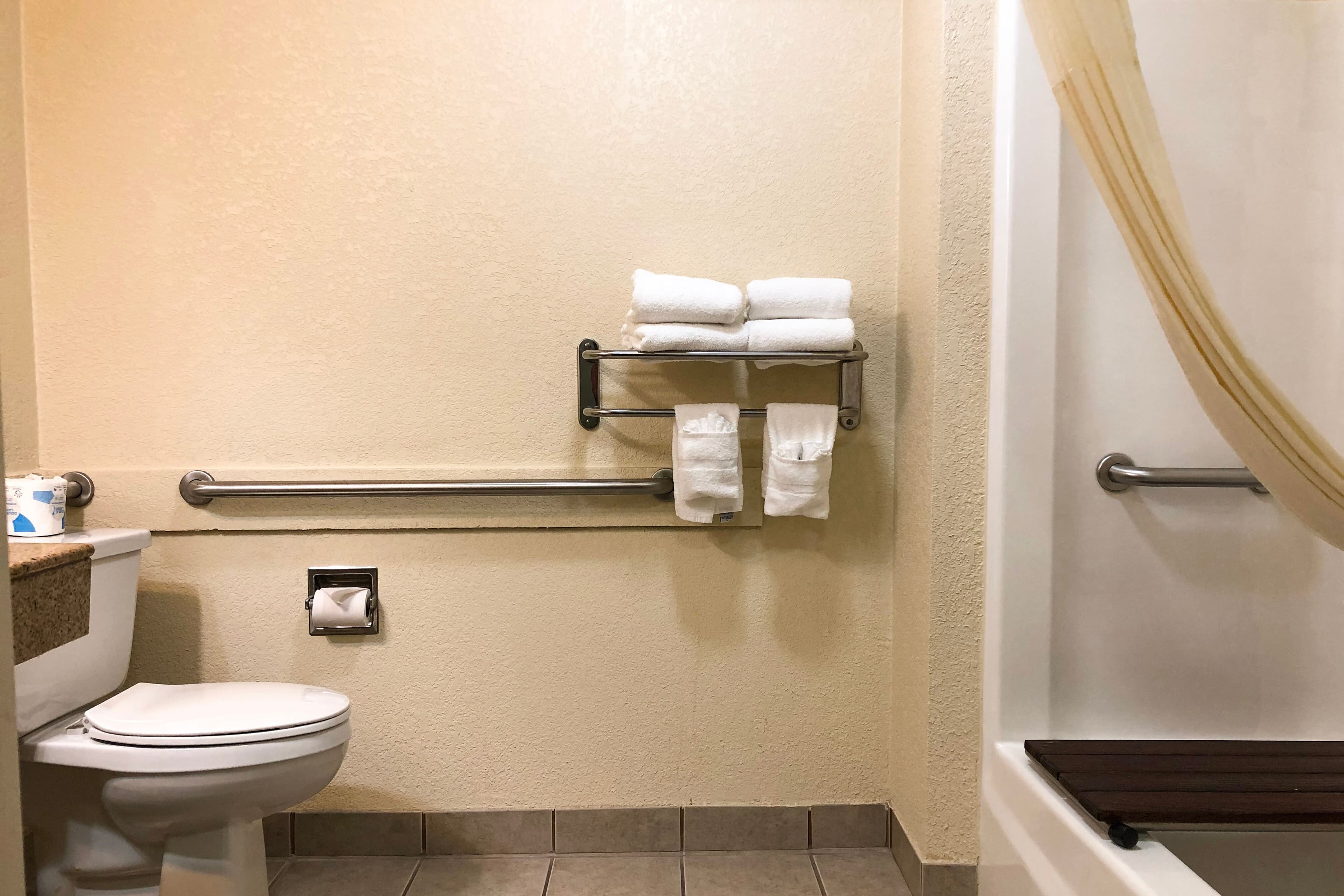 Quality Inn I-70 at Wanamaker - Image 2
