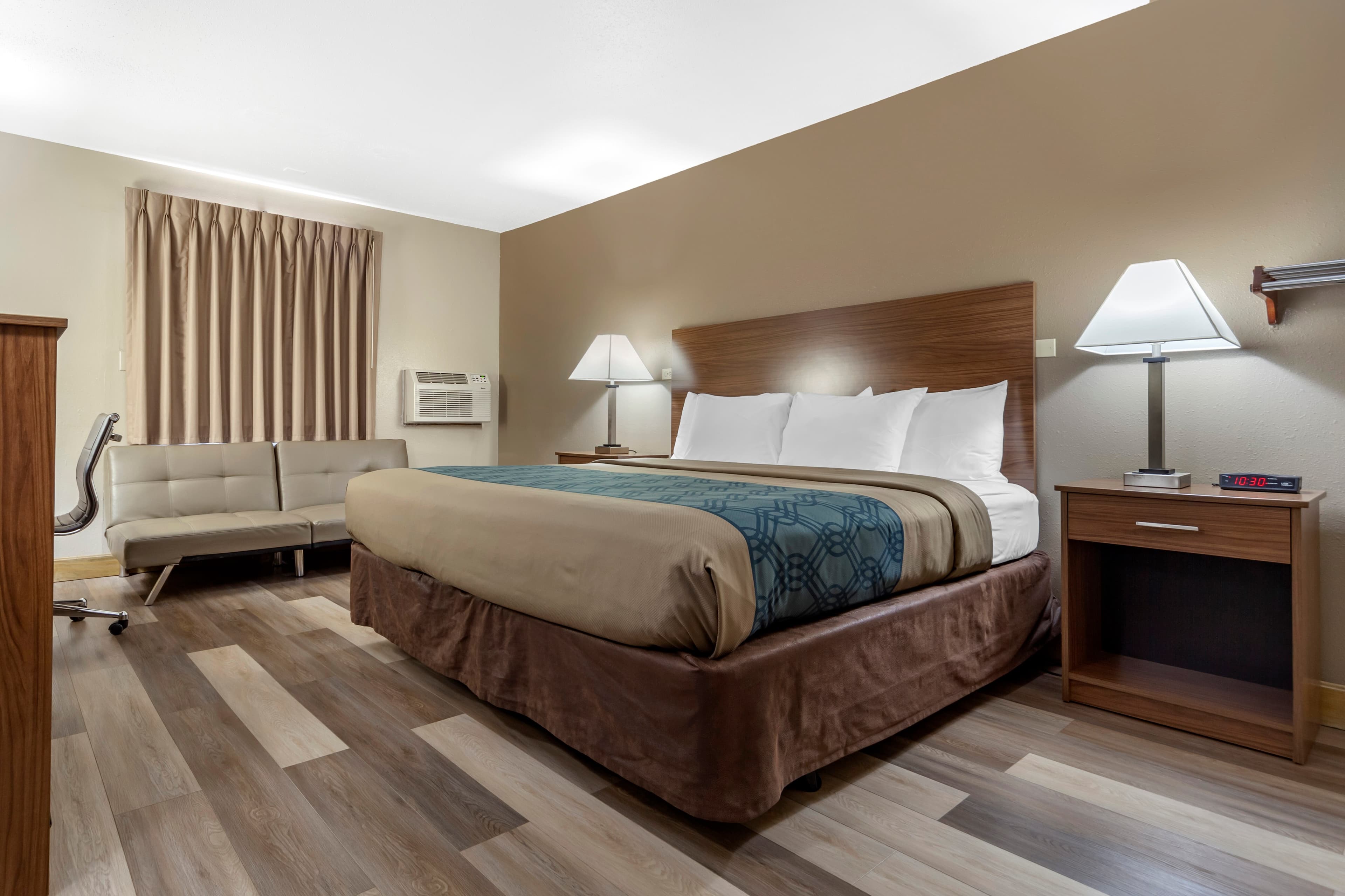 Econo Lodge Hays I-70 - Image 3
