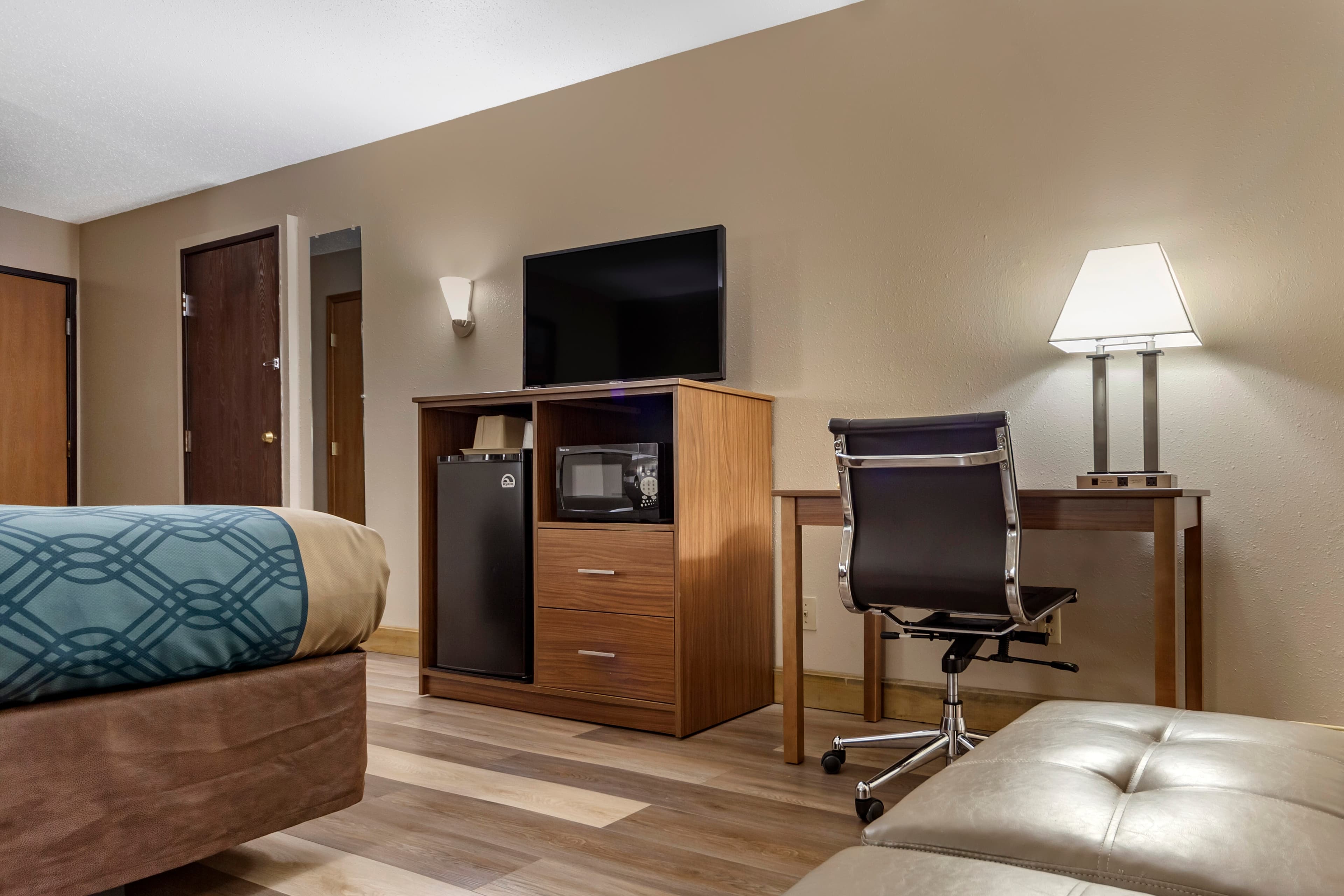Econo Lodge Hays I-70 - Image 4