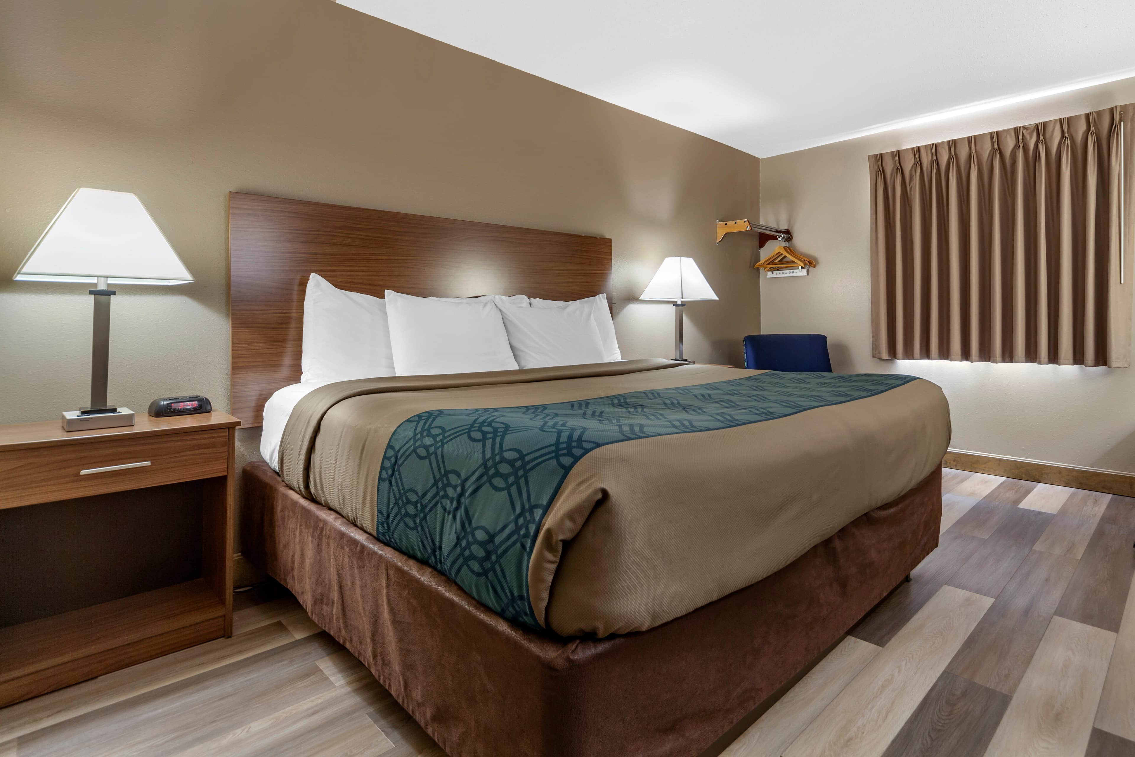 Econo Lodge Hays I-70 — 6