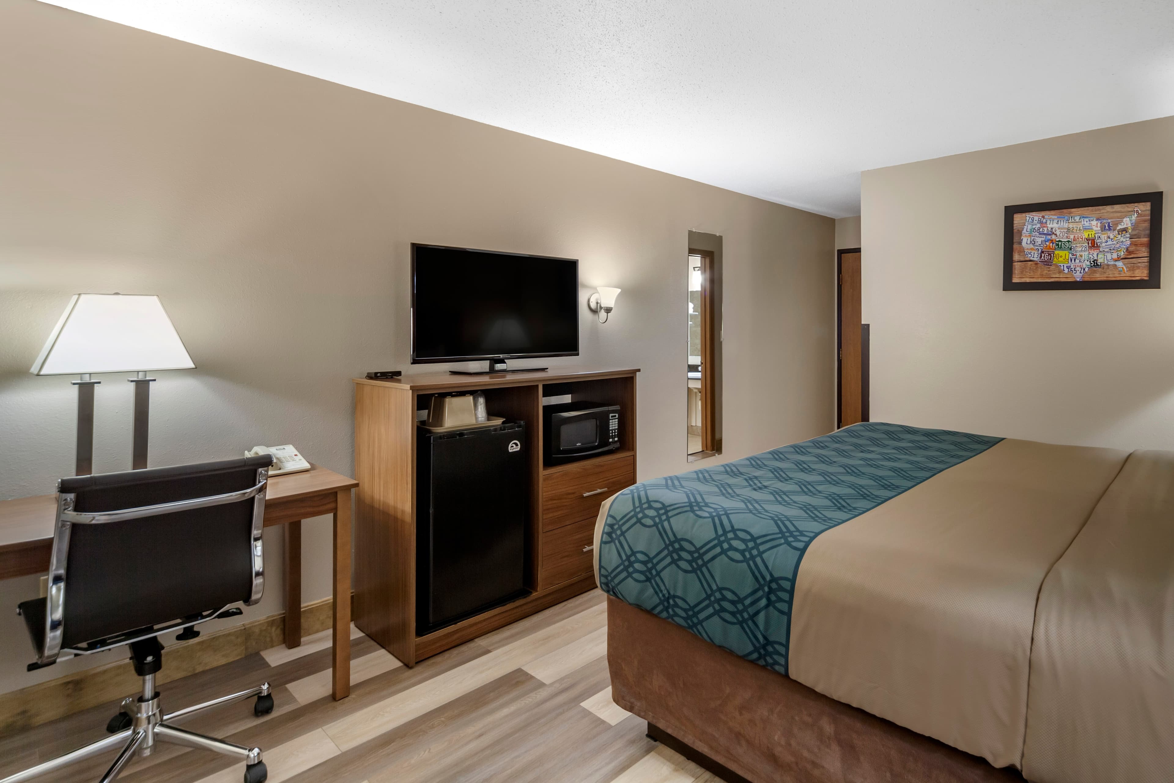 Econo Lodge Hays I-70 — 7