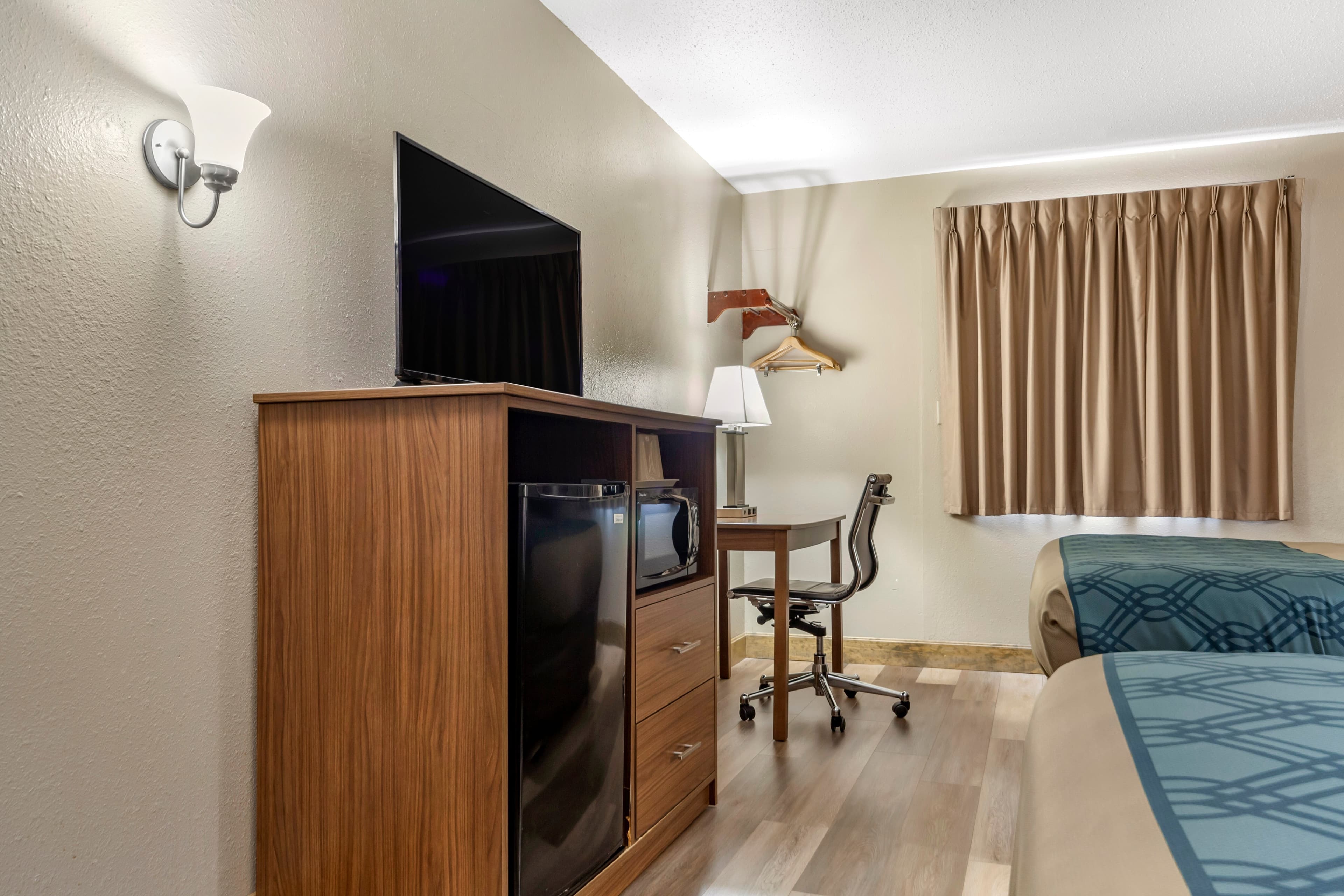 Econo Lodge Hays I-70 — 11