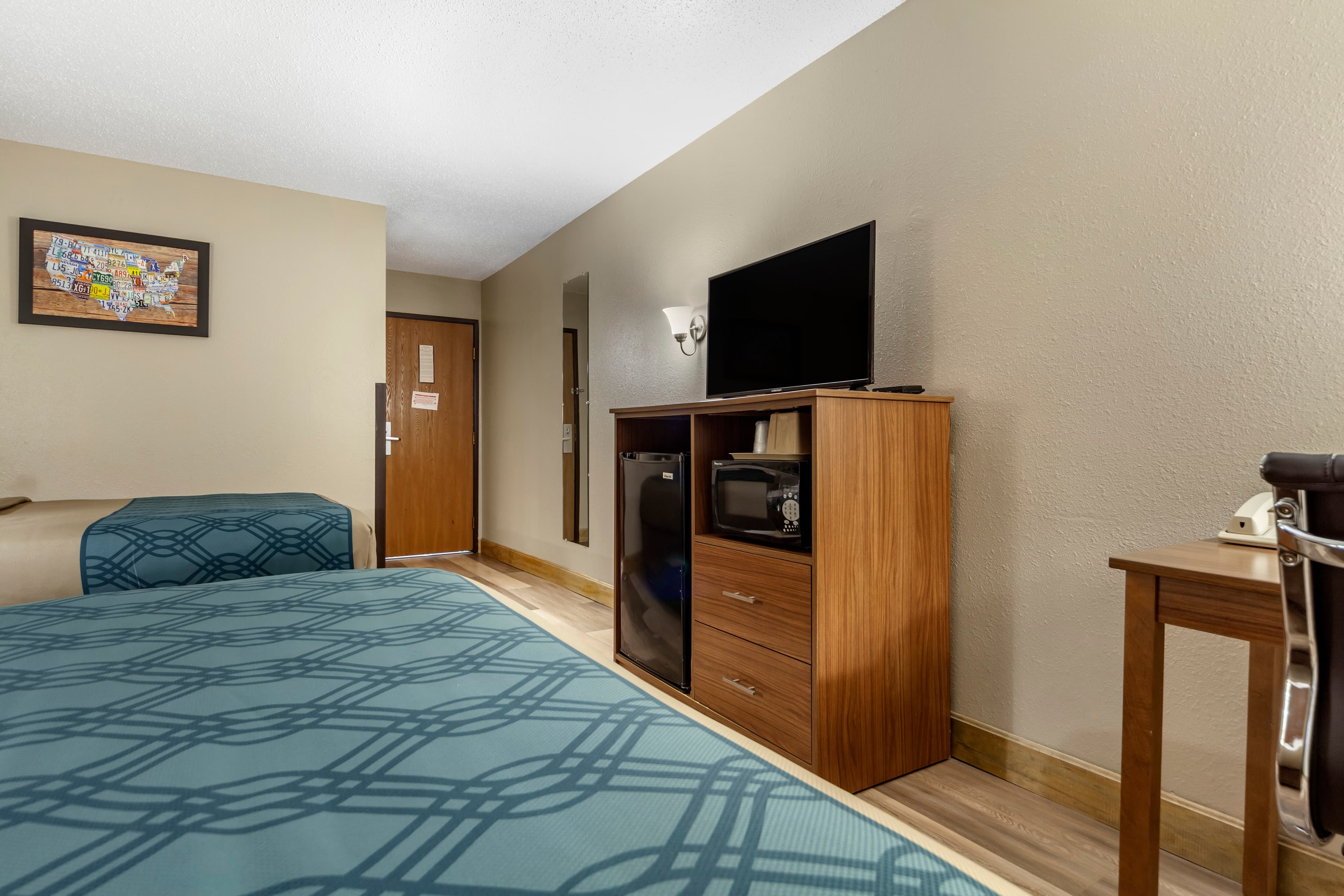 Econo Lodge Hays I-70 — 12
