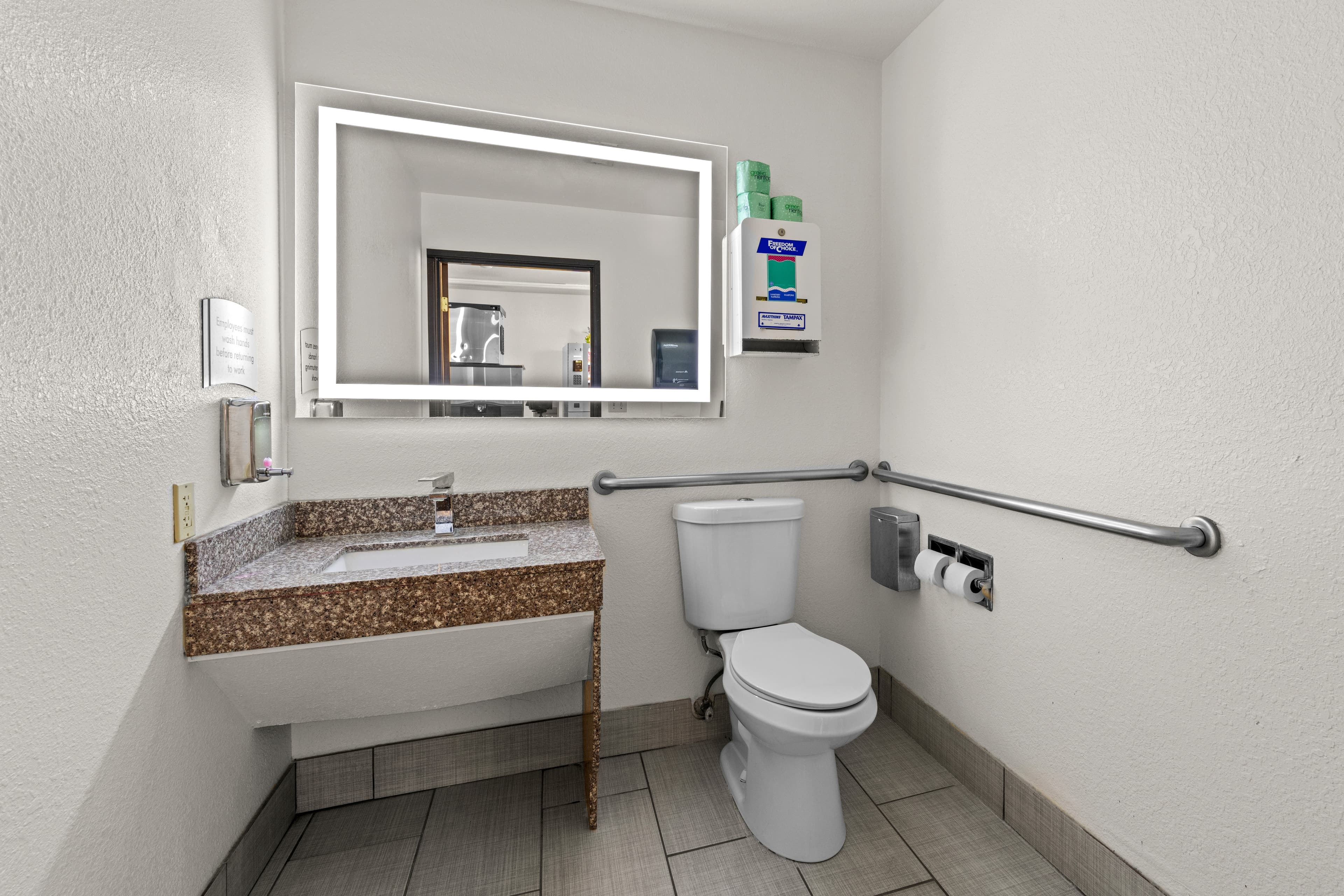 1 King Bed, Mobility Accessible, 1st Floor - Image 5