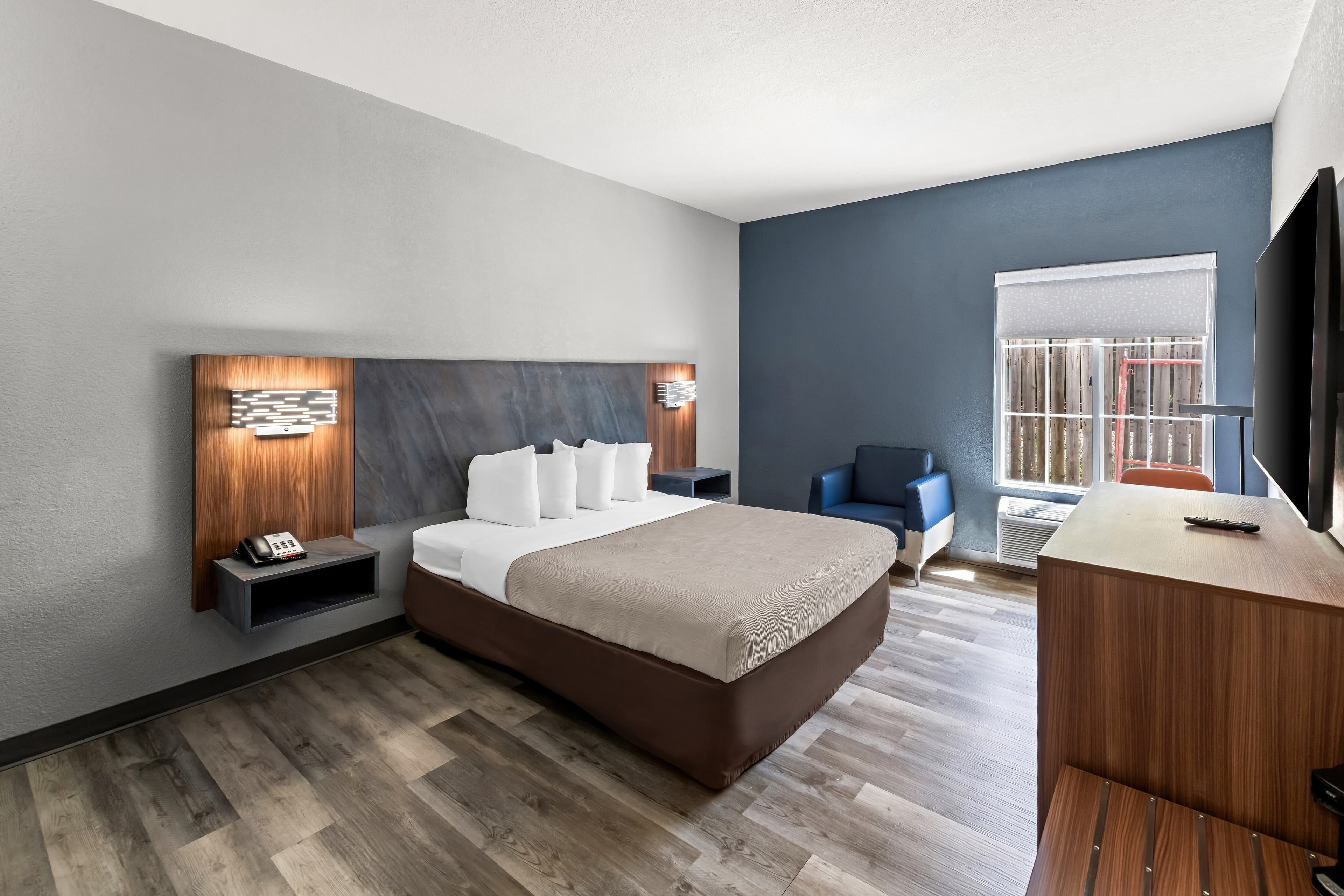 Quality Inn & Suites Manhattan — 6