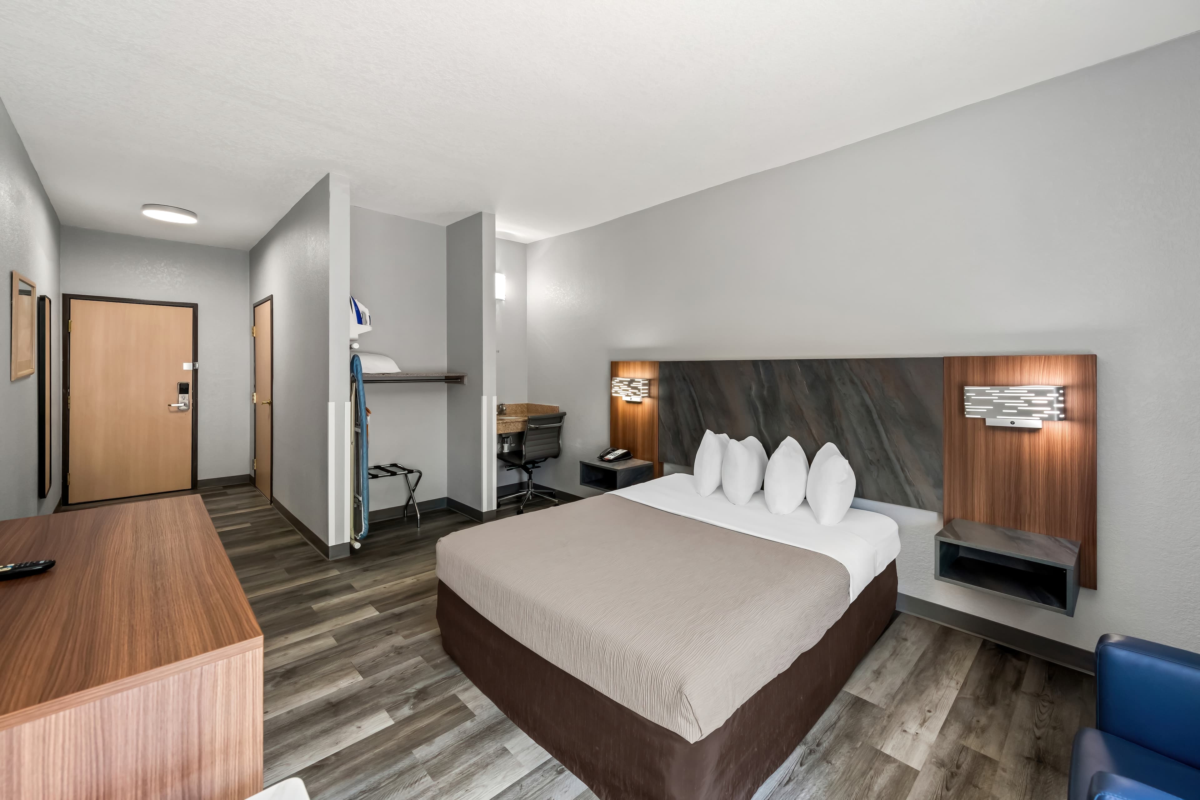 Quality Inn & Suites Manhattan — 7