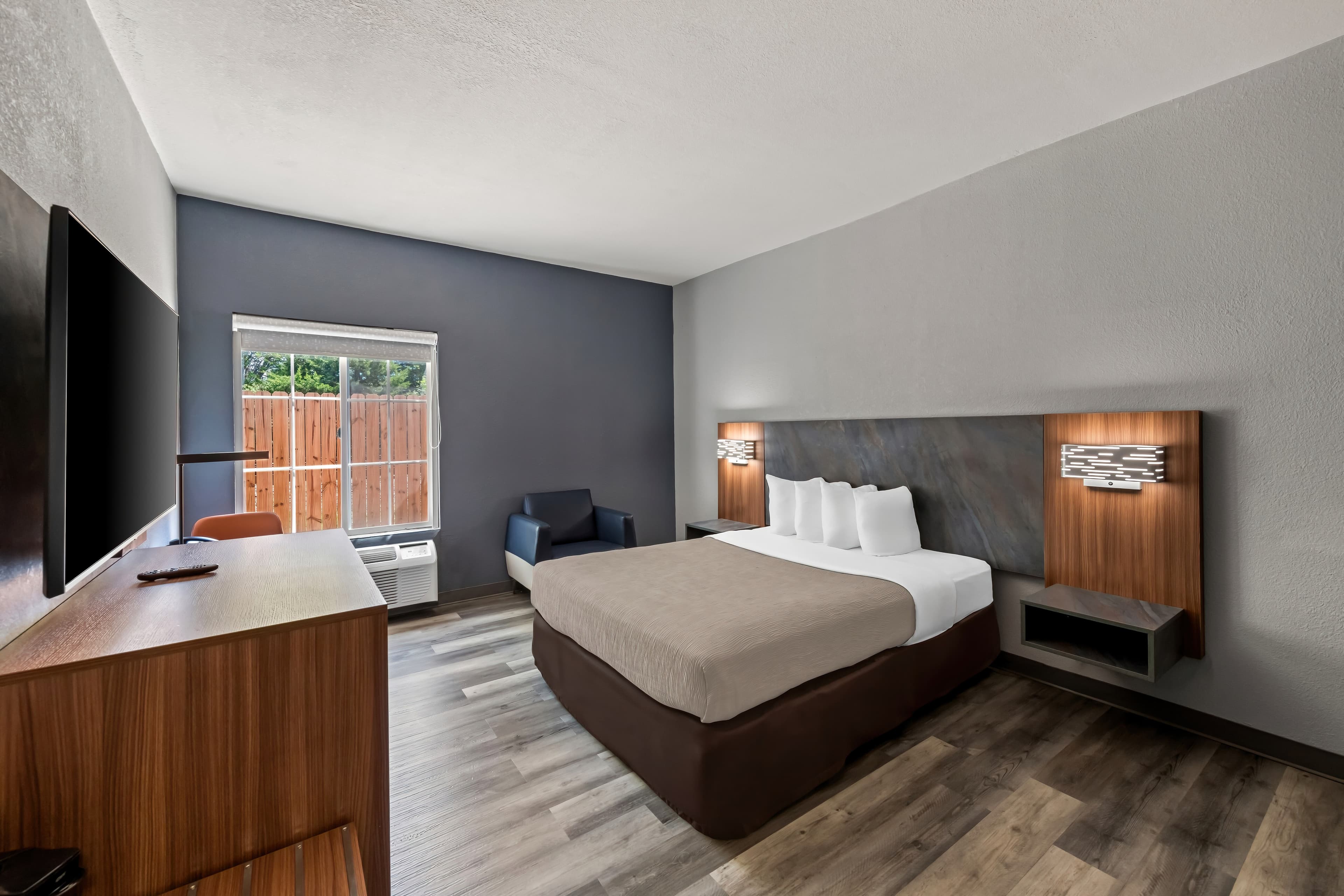 Quality Inn & Suites Manhattan - Image 2
