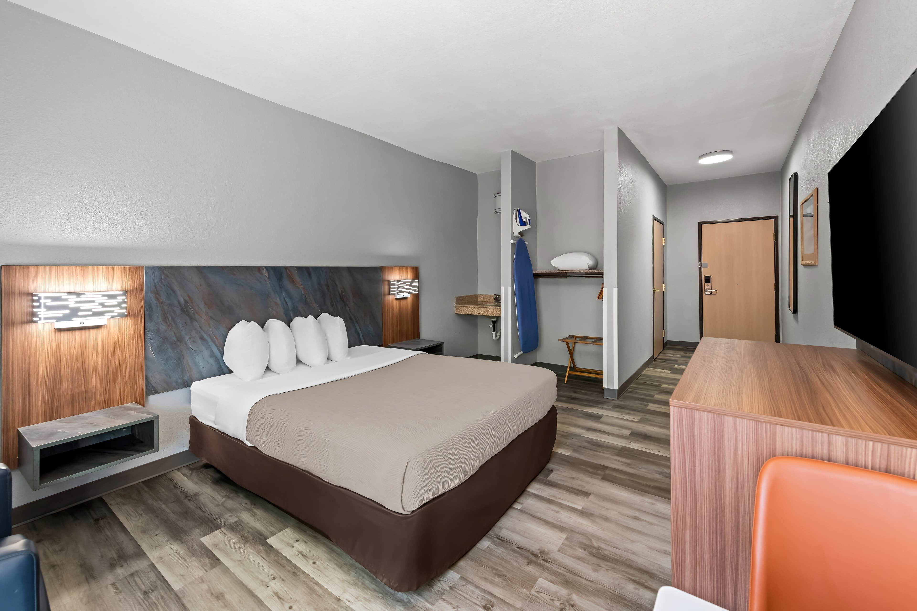 Quality Inn & Suites Manhattan - Image 4