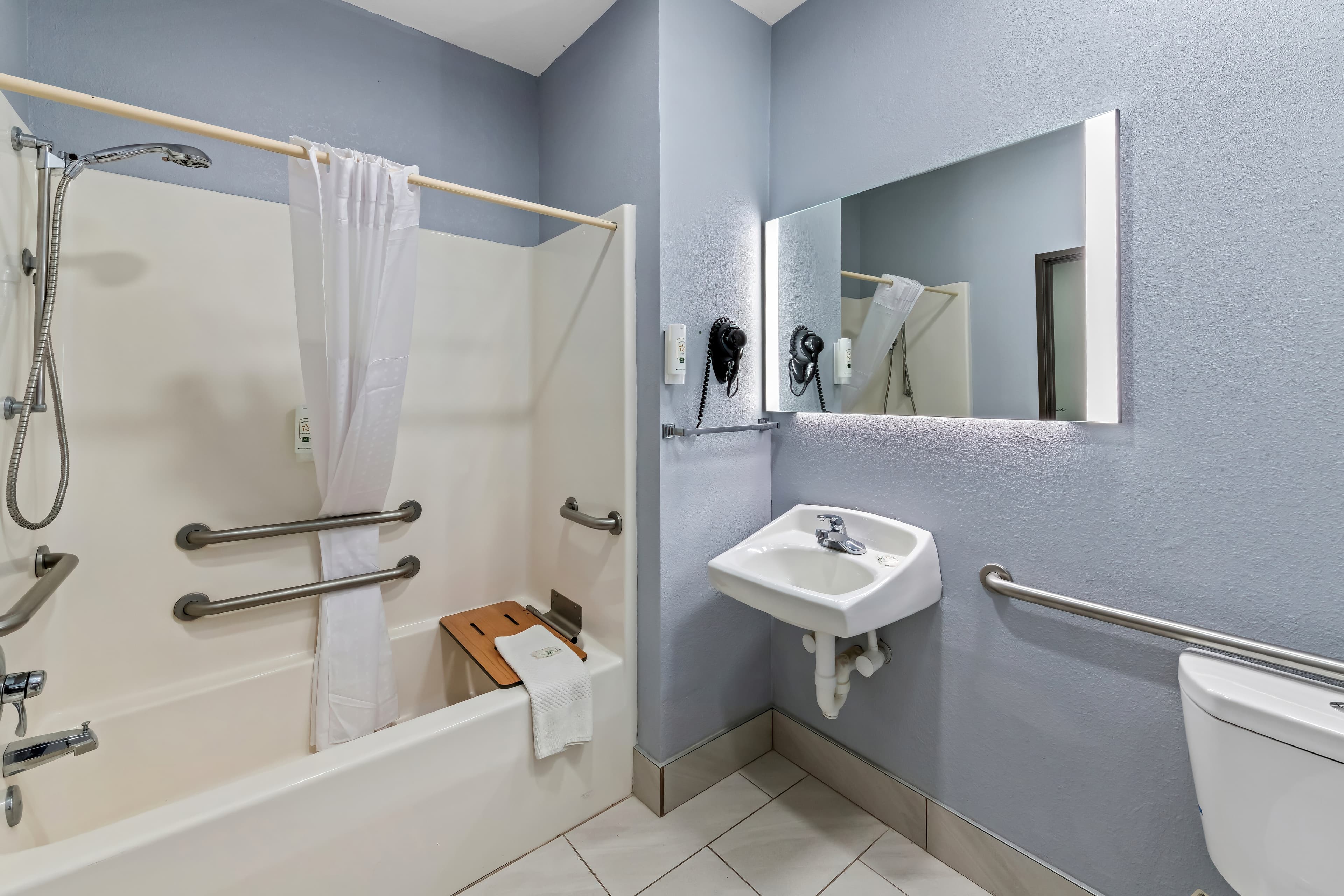 Quality Inn & Suites Manhattan - Image 5