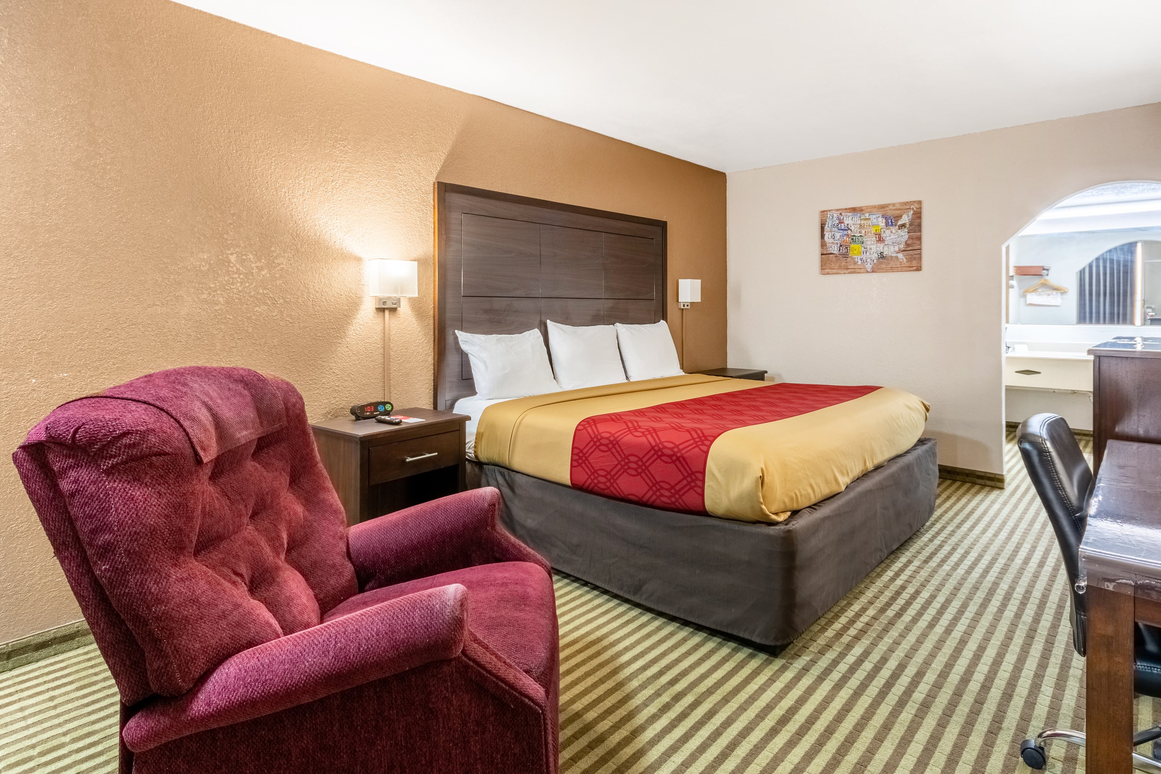 Econo Lodge Winfield - Image 4