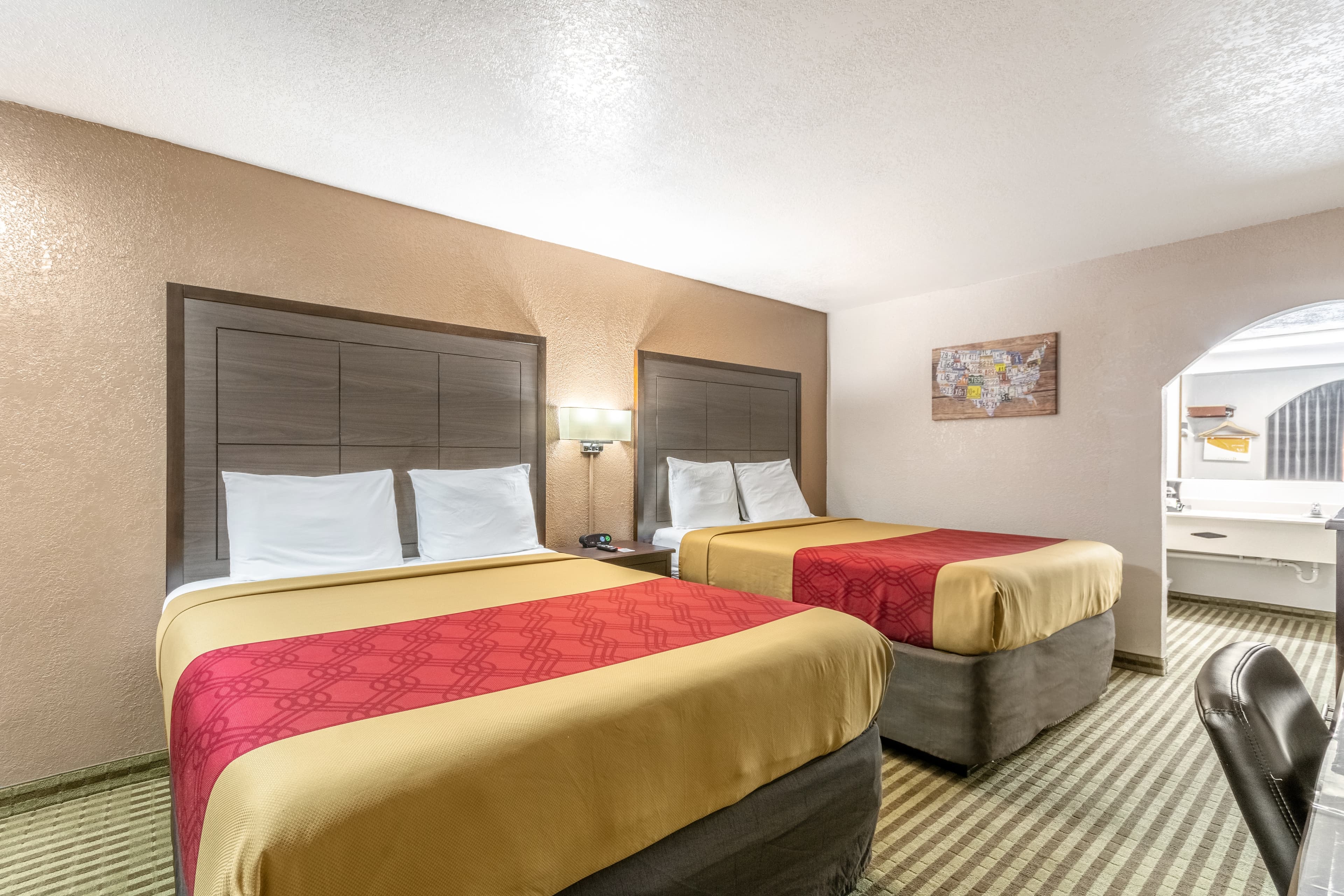 Econo Lodge Winfield — 7