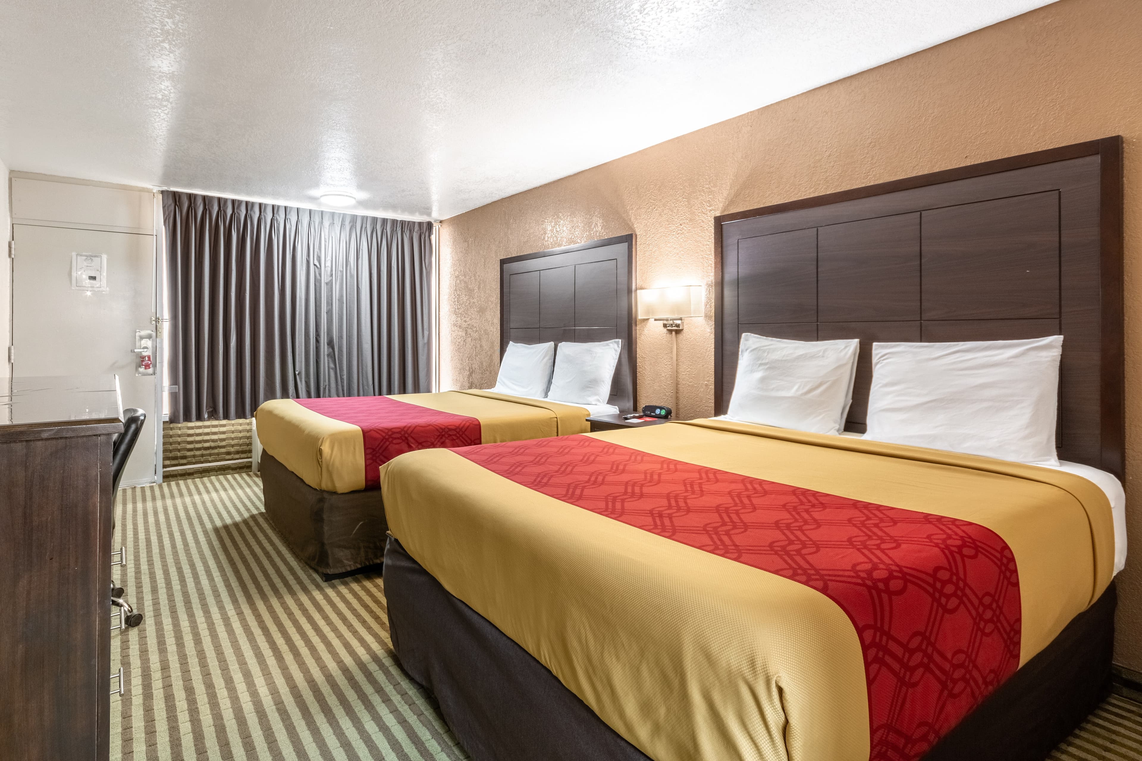 Econo Lodge Winfield — 8