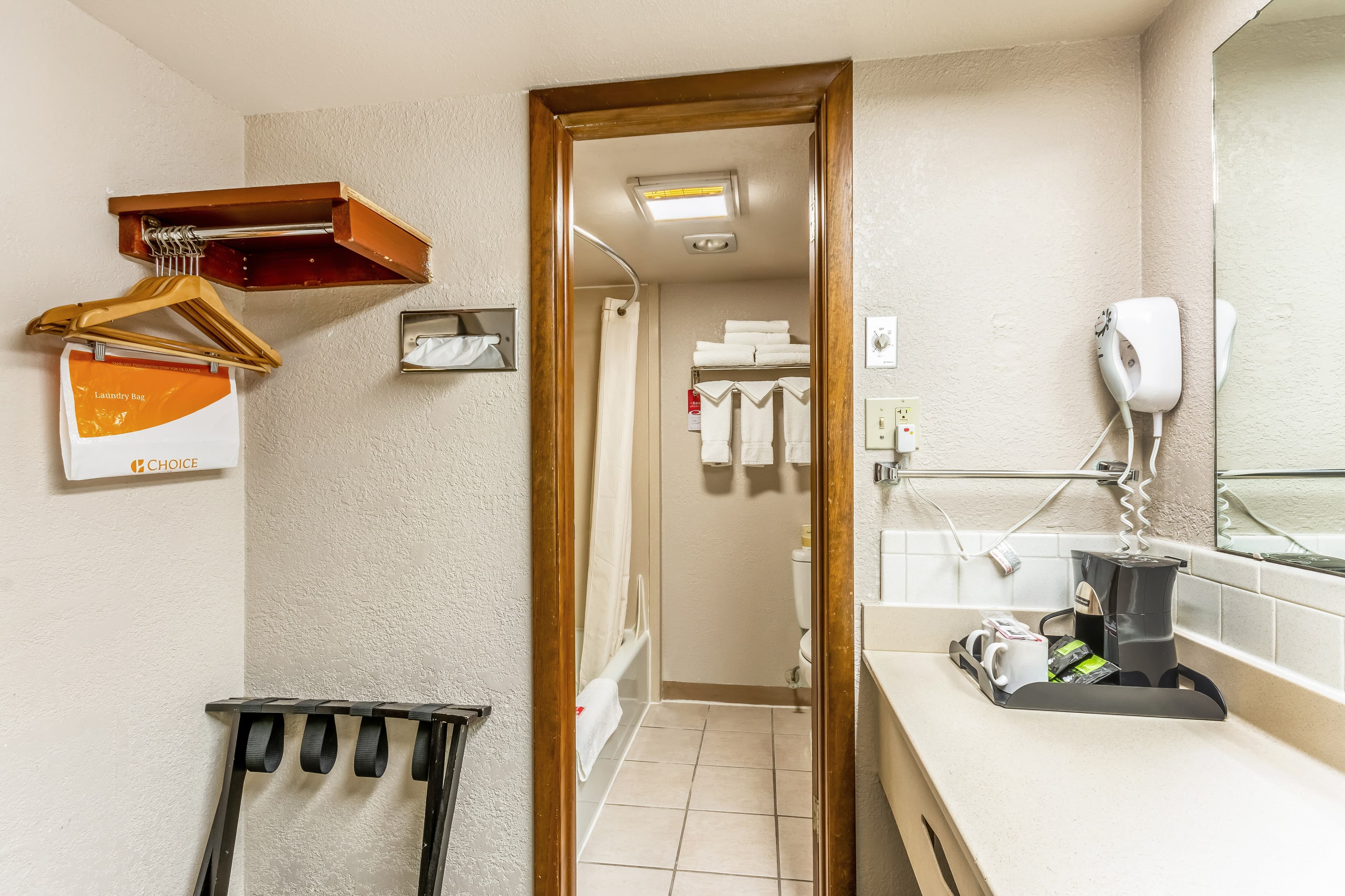 Econo Lodge Winfield — 9
