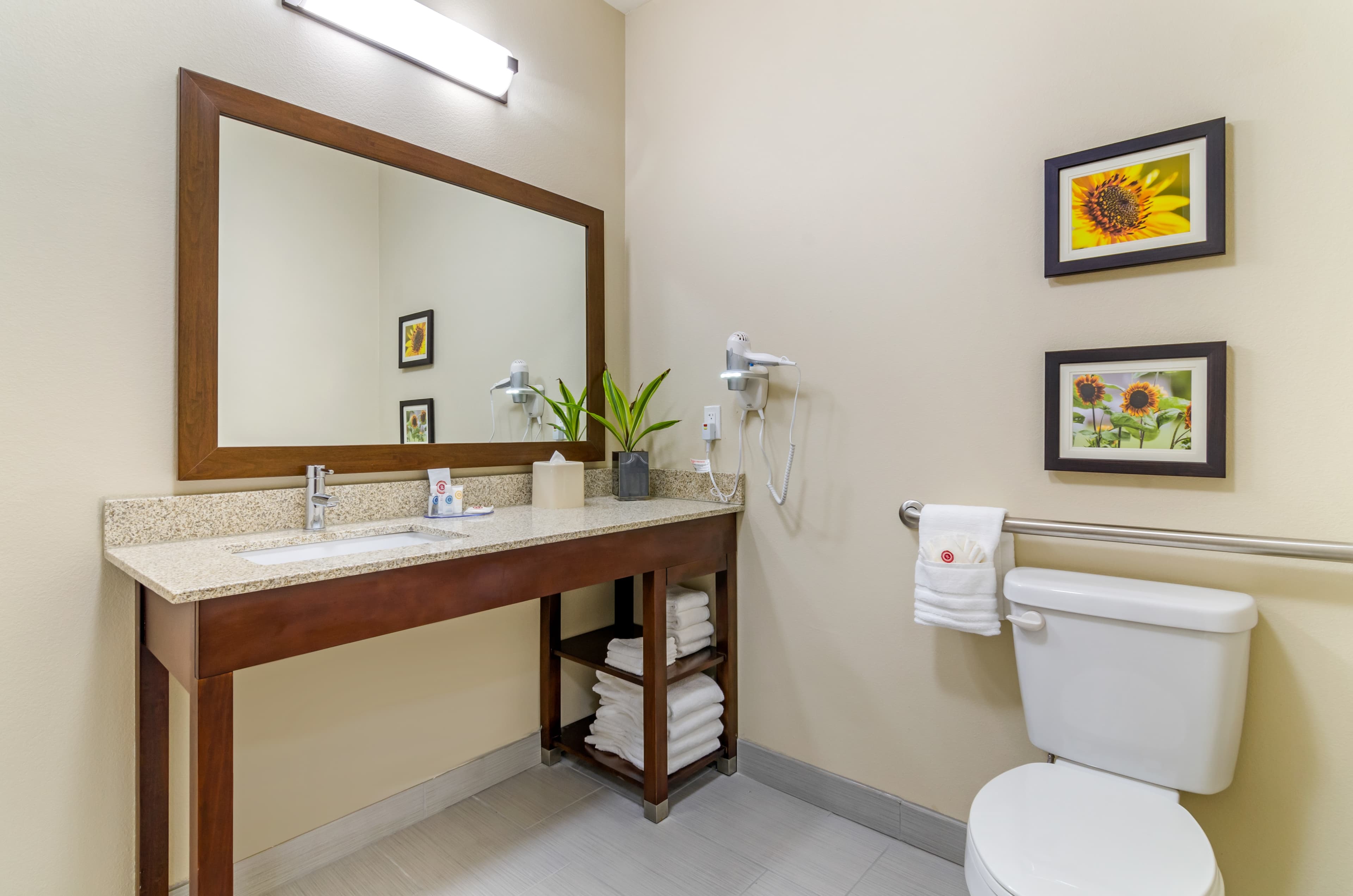 Comfort Inn & Suites Salina North — 12