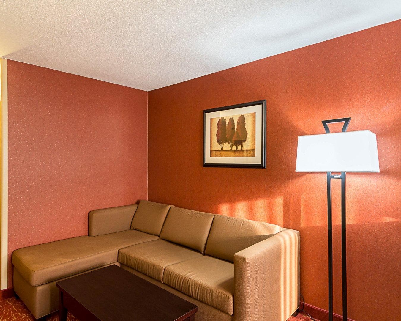 Comfort Suites Airport - Image 4
