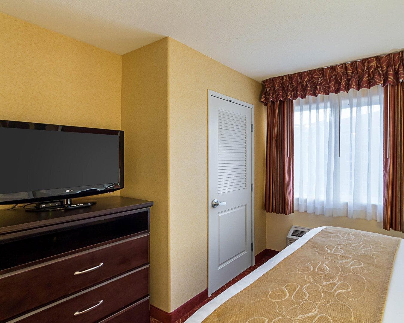 Comfort Suites Airport — 18