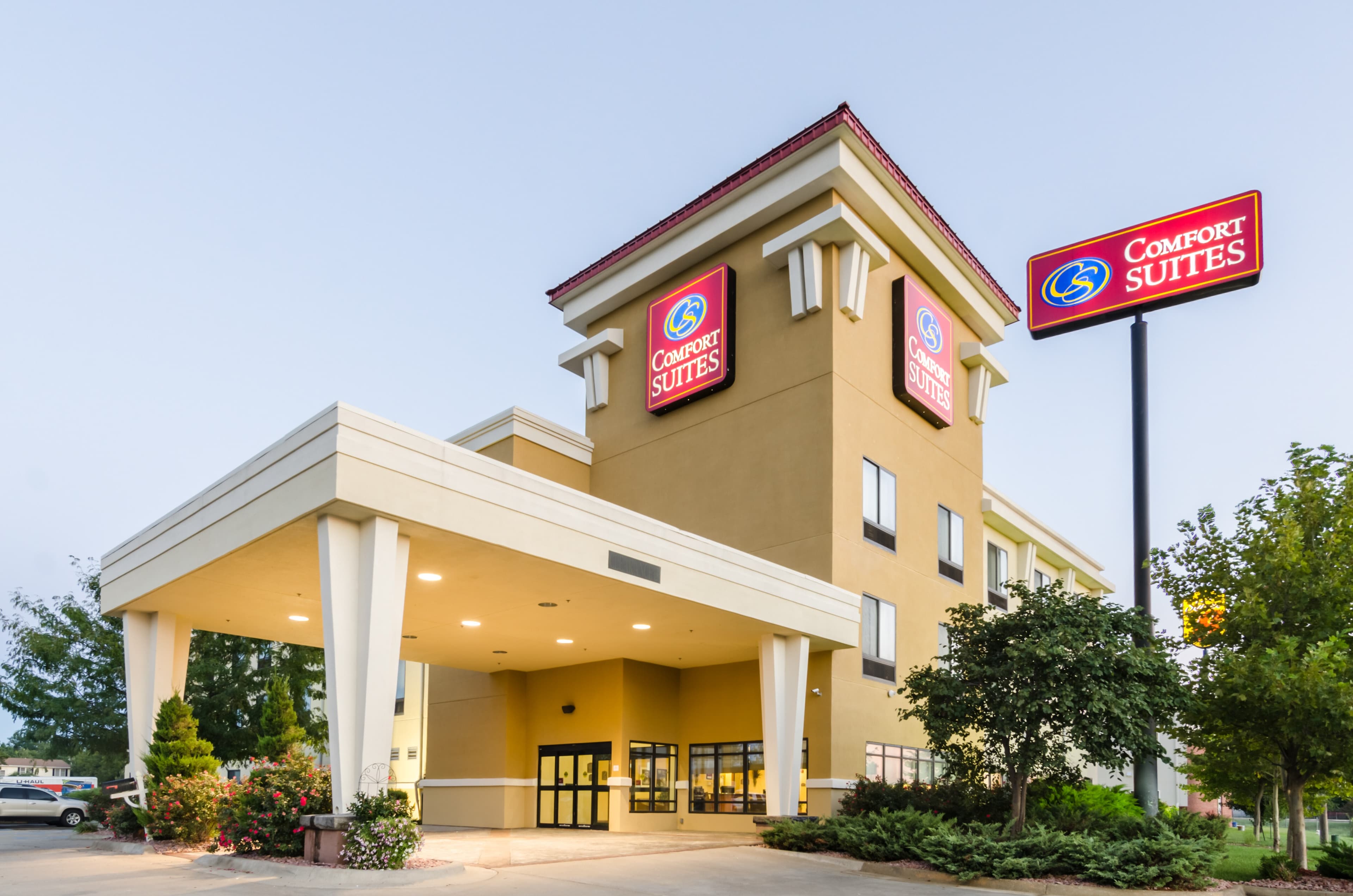 Comfort Suites Salina South - Image 1