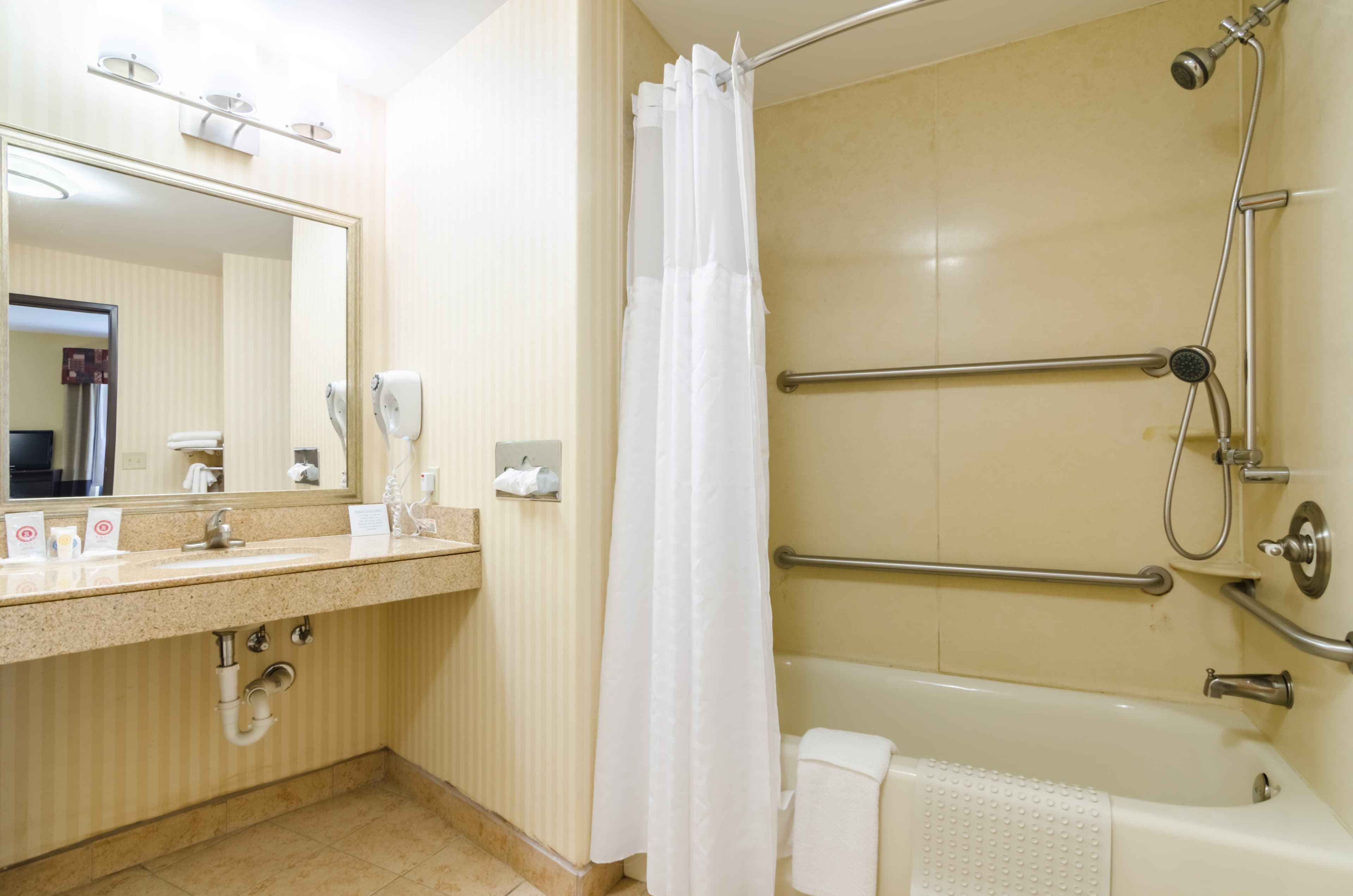 Comfort Suites Salina South — 6