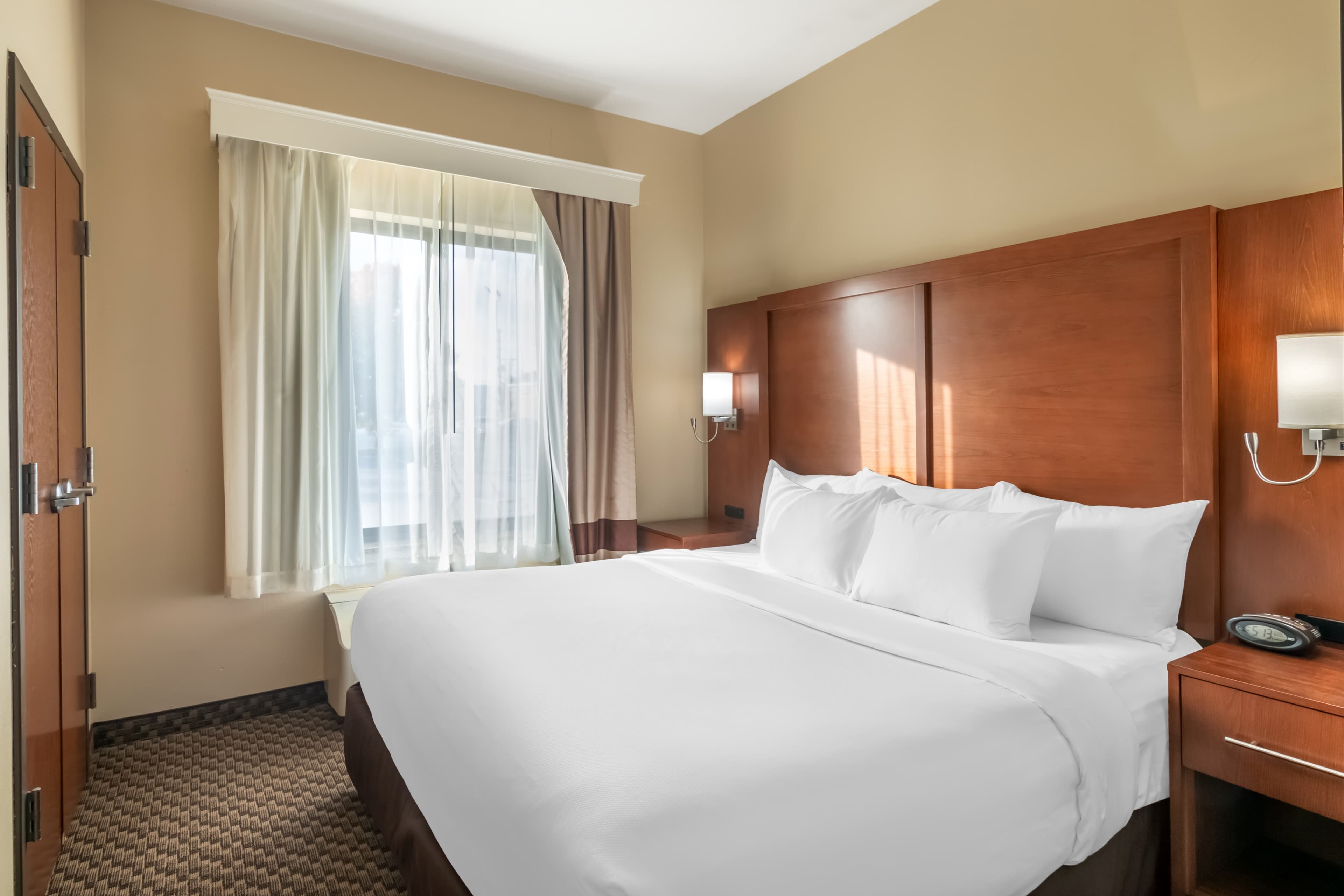 Comfort Suites Manhattan - Image 2