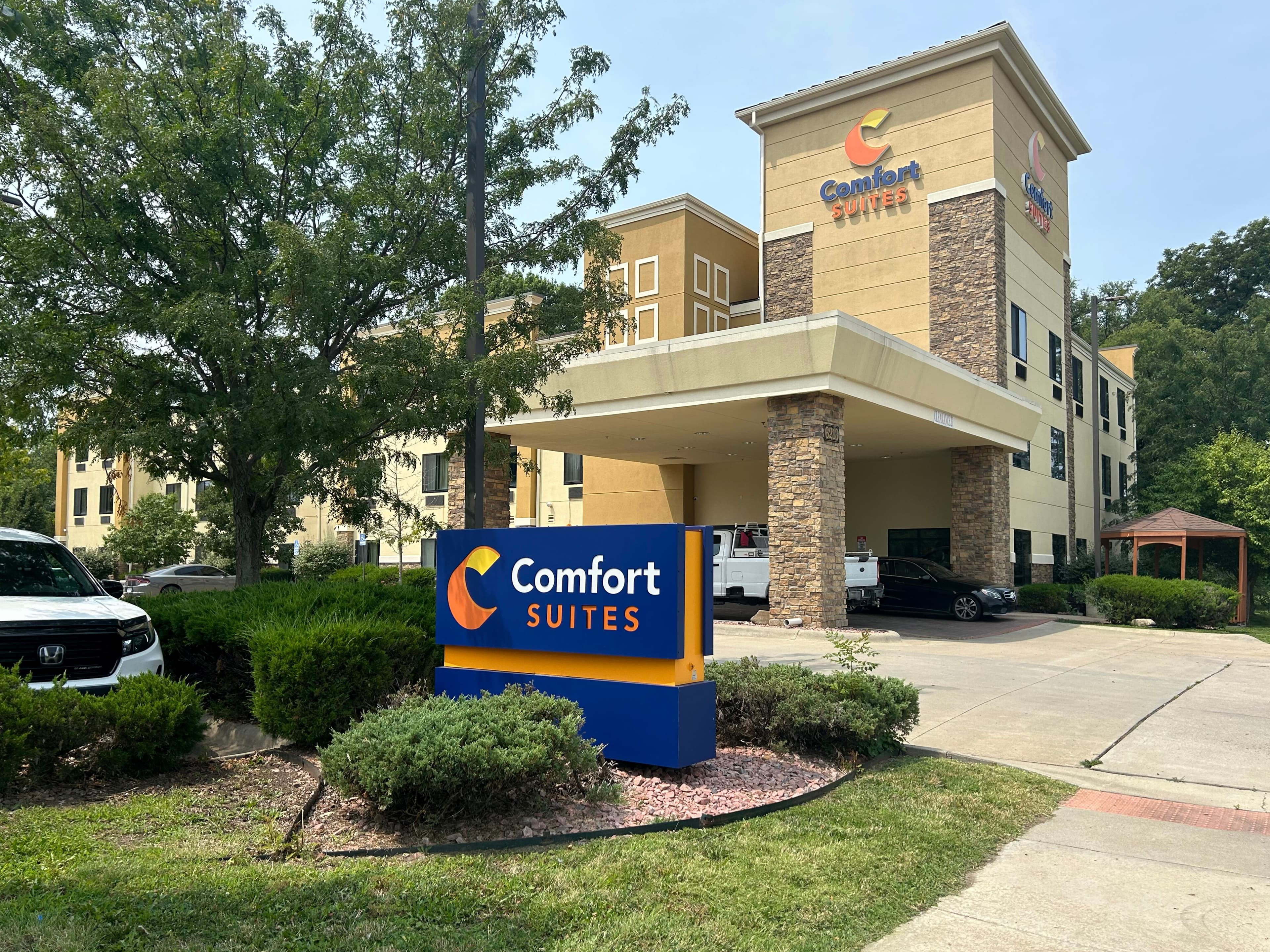 Comfort Suites Topeka Northwest - Image 1