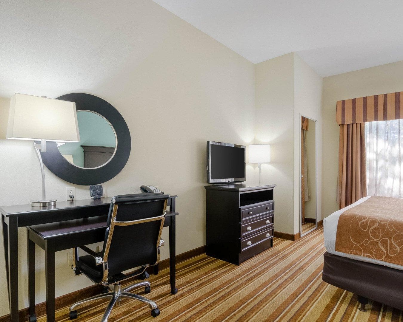Comfort Suites Topeka Northwest - Image 4