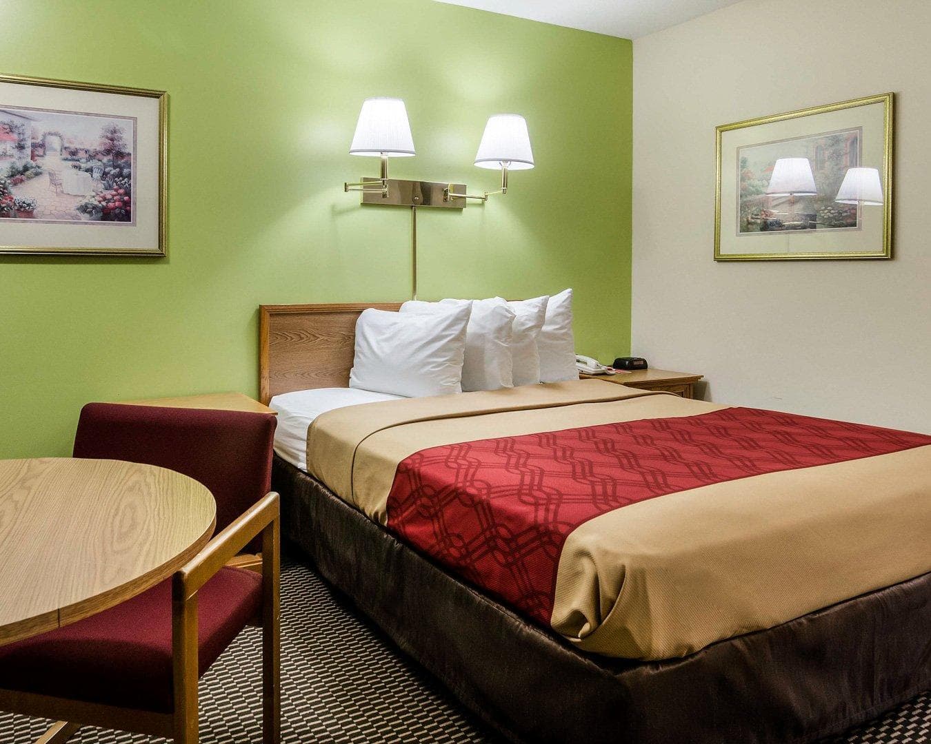 Econo Lodge Lawrence near University - Image 2