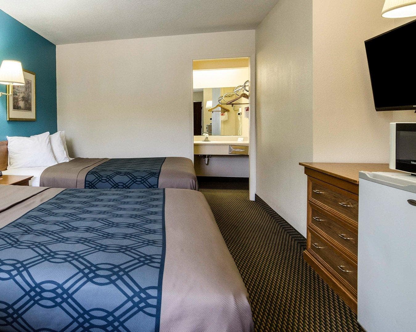 Econo Lodge Lawrence near University — 8