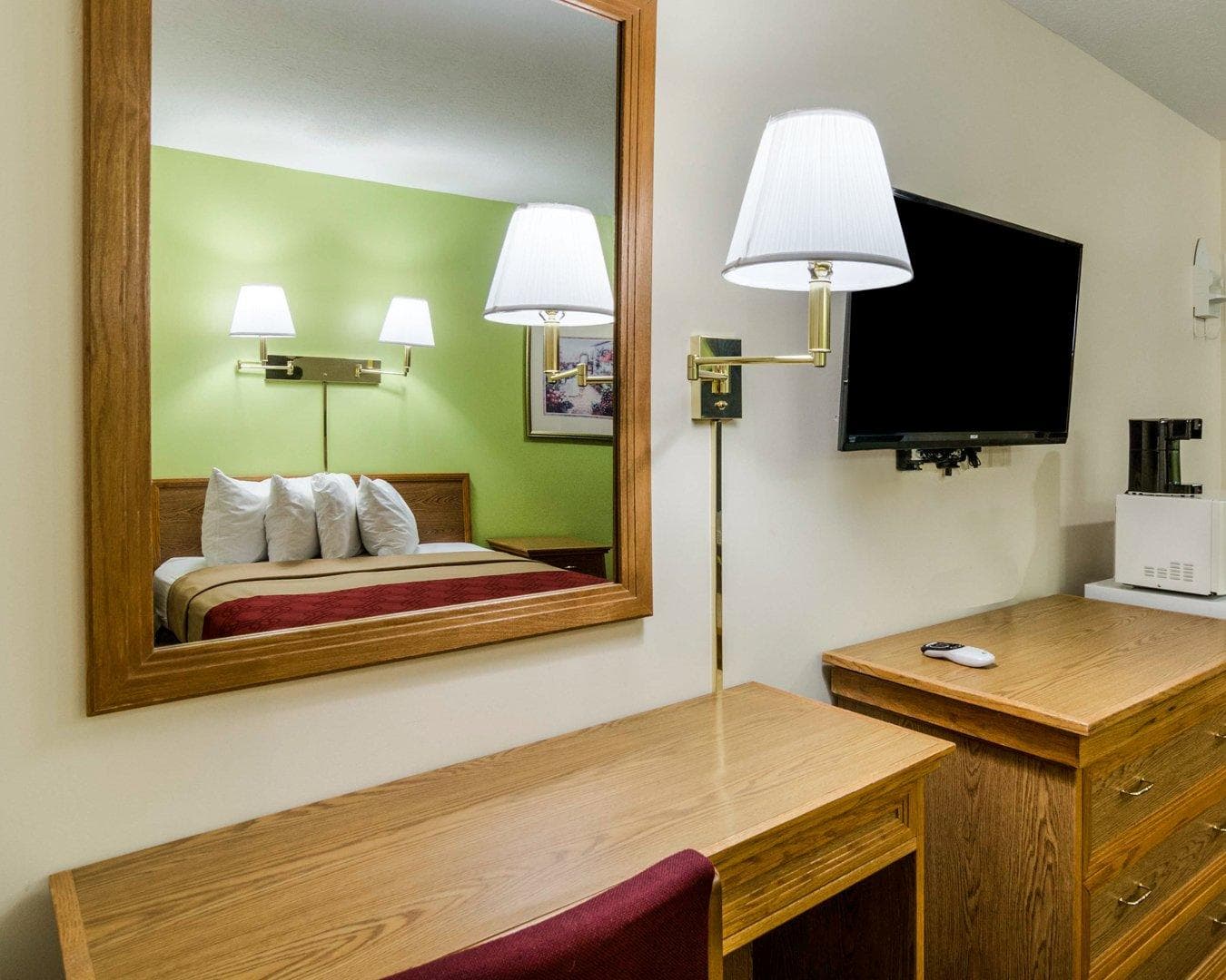 Econo Lodge Lawrence near University - Image 3