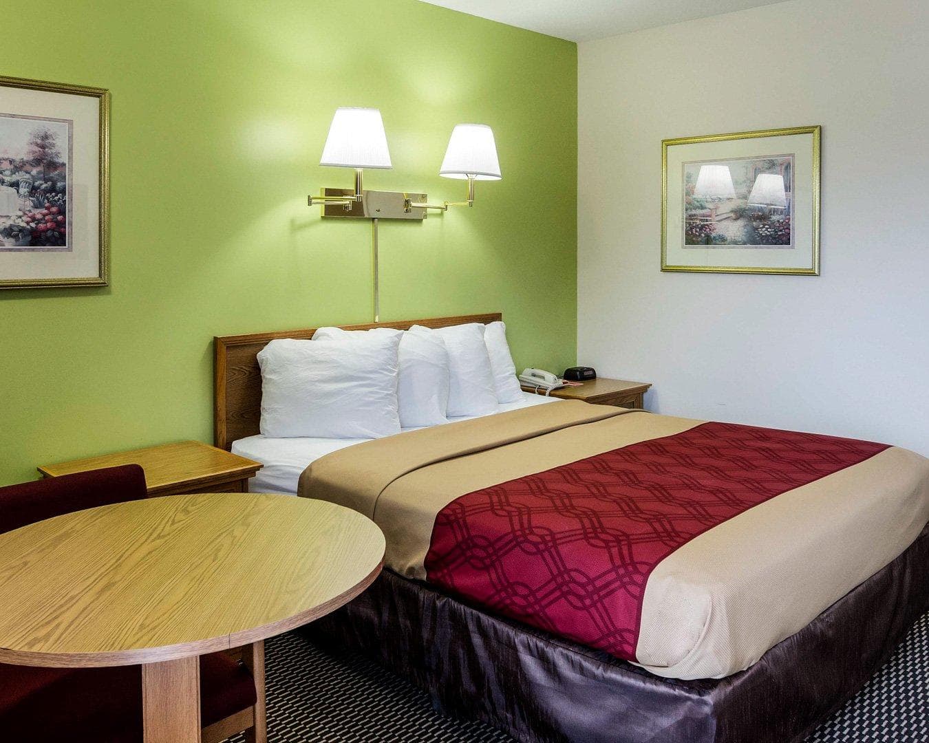 Econo Lodge Lawrence near University - Image 5