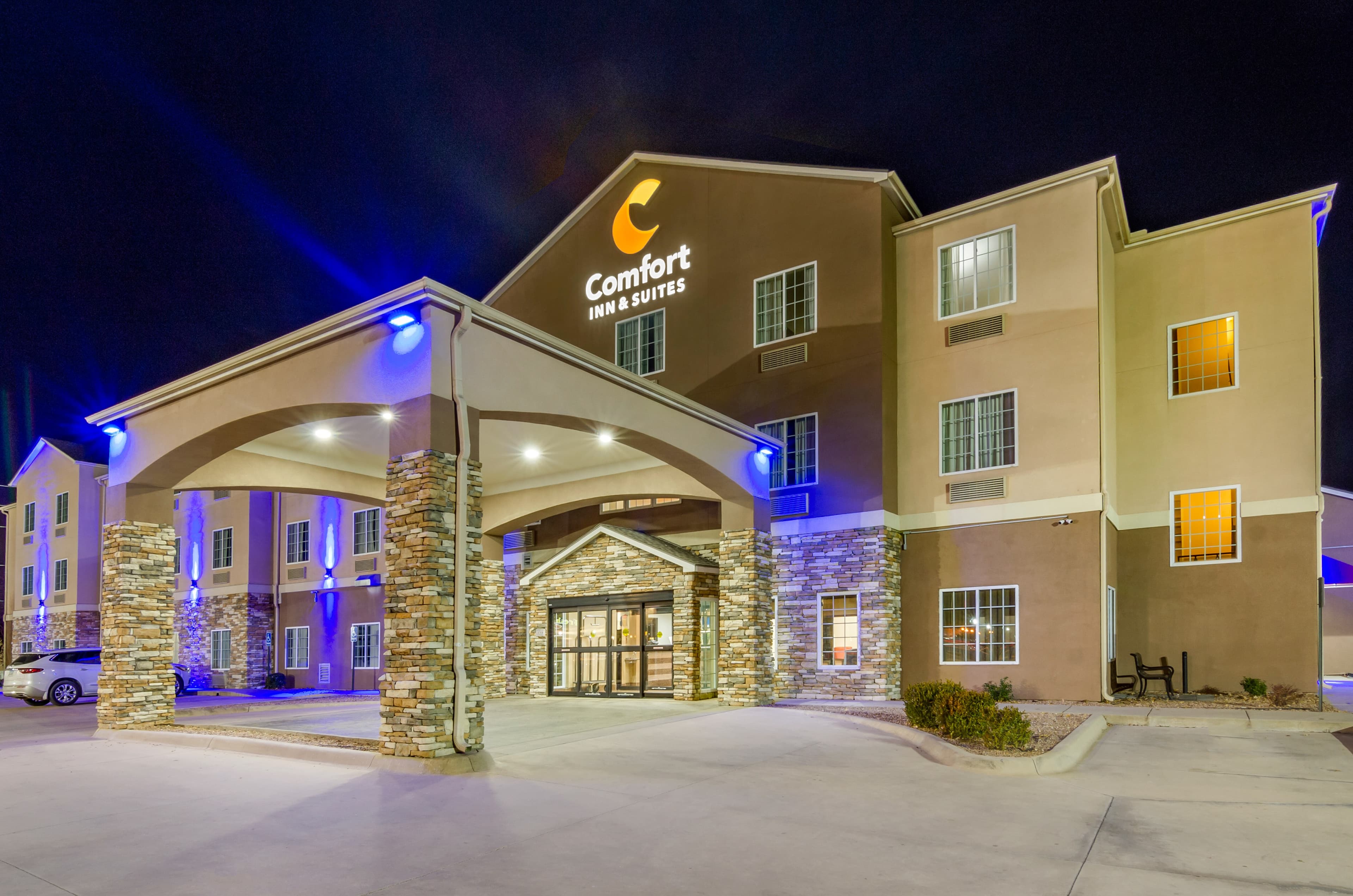 Comfort Inn & Suites near Bethel College - Image 1