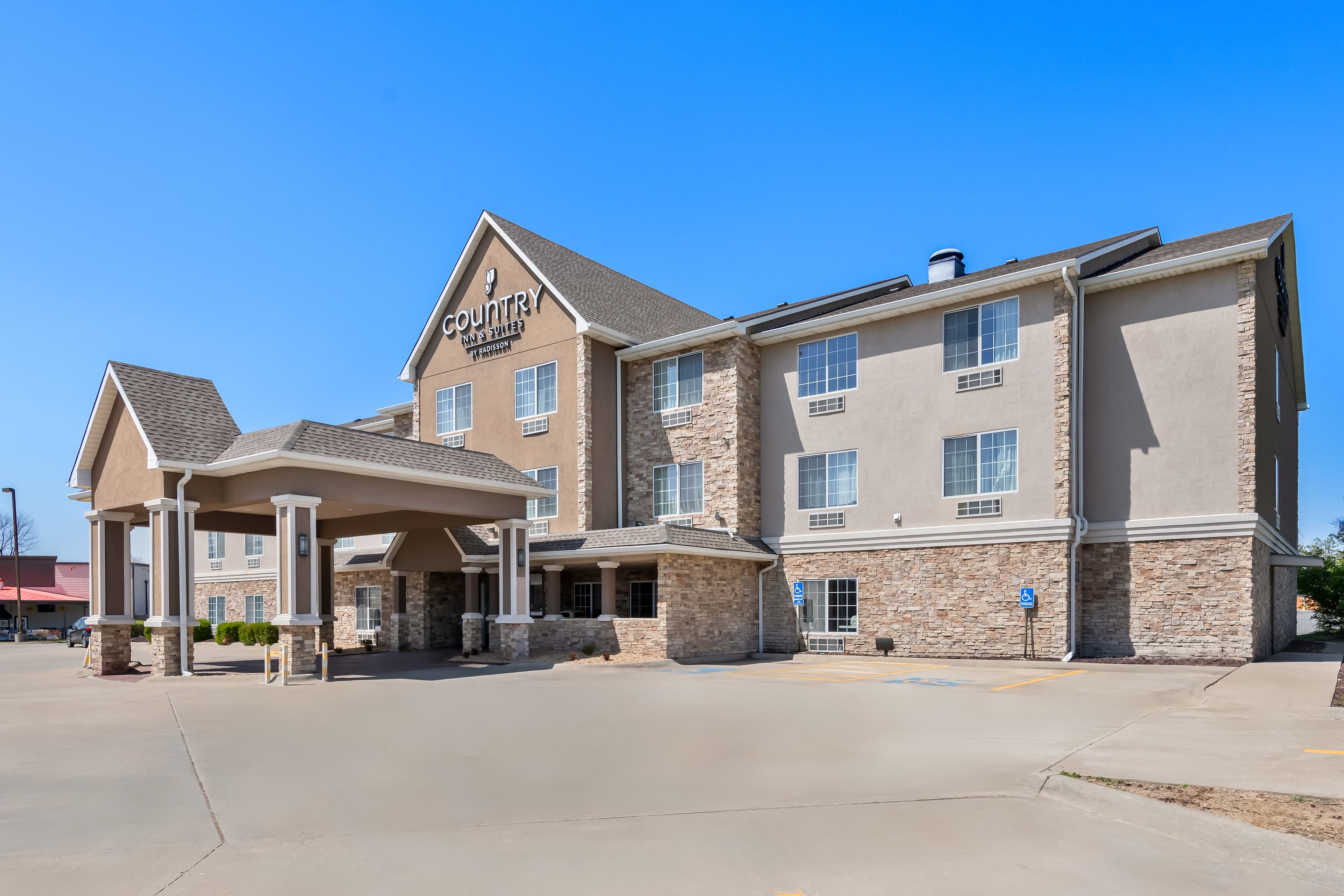 Country Inn & Suites by Radisson, Topeka West, KS - Image 1