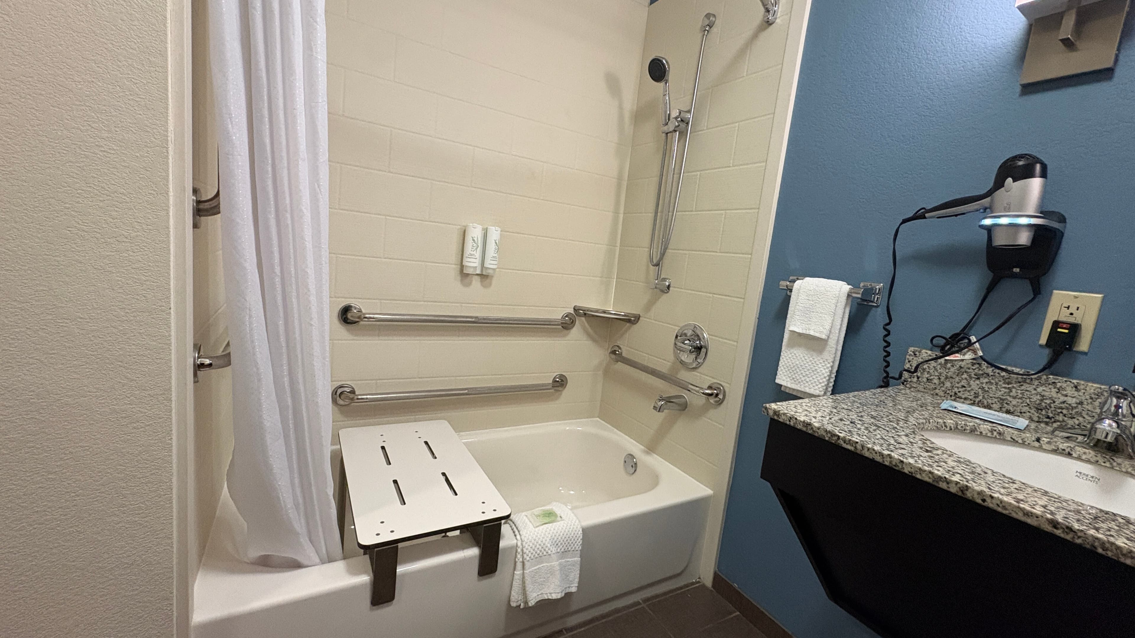 Sleep Inn & Suites Fort Scott - Image 4