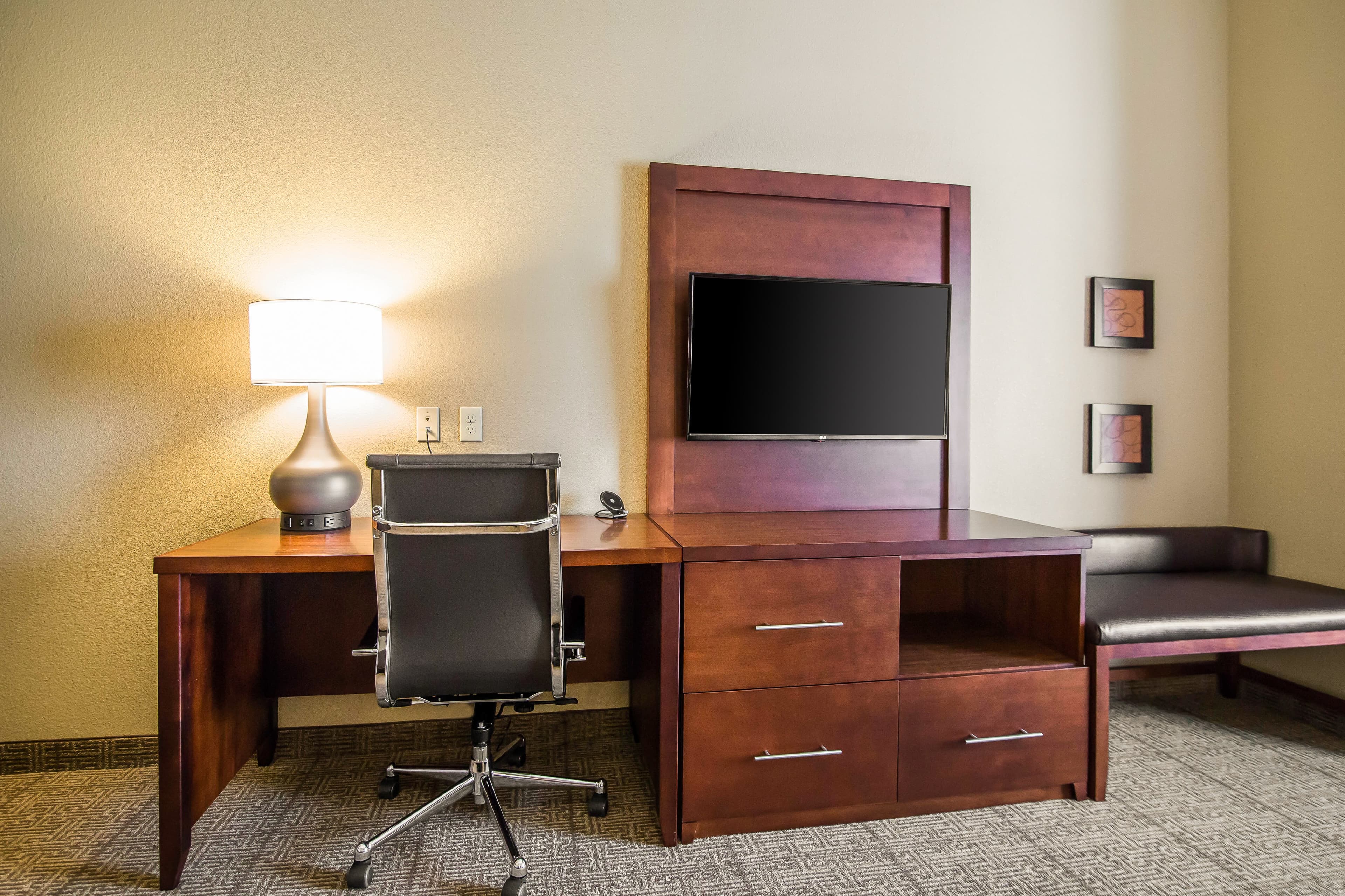 Comfort Suites Dodge City - Image 4