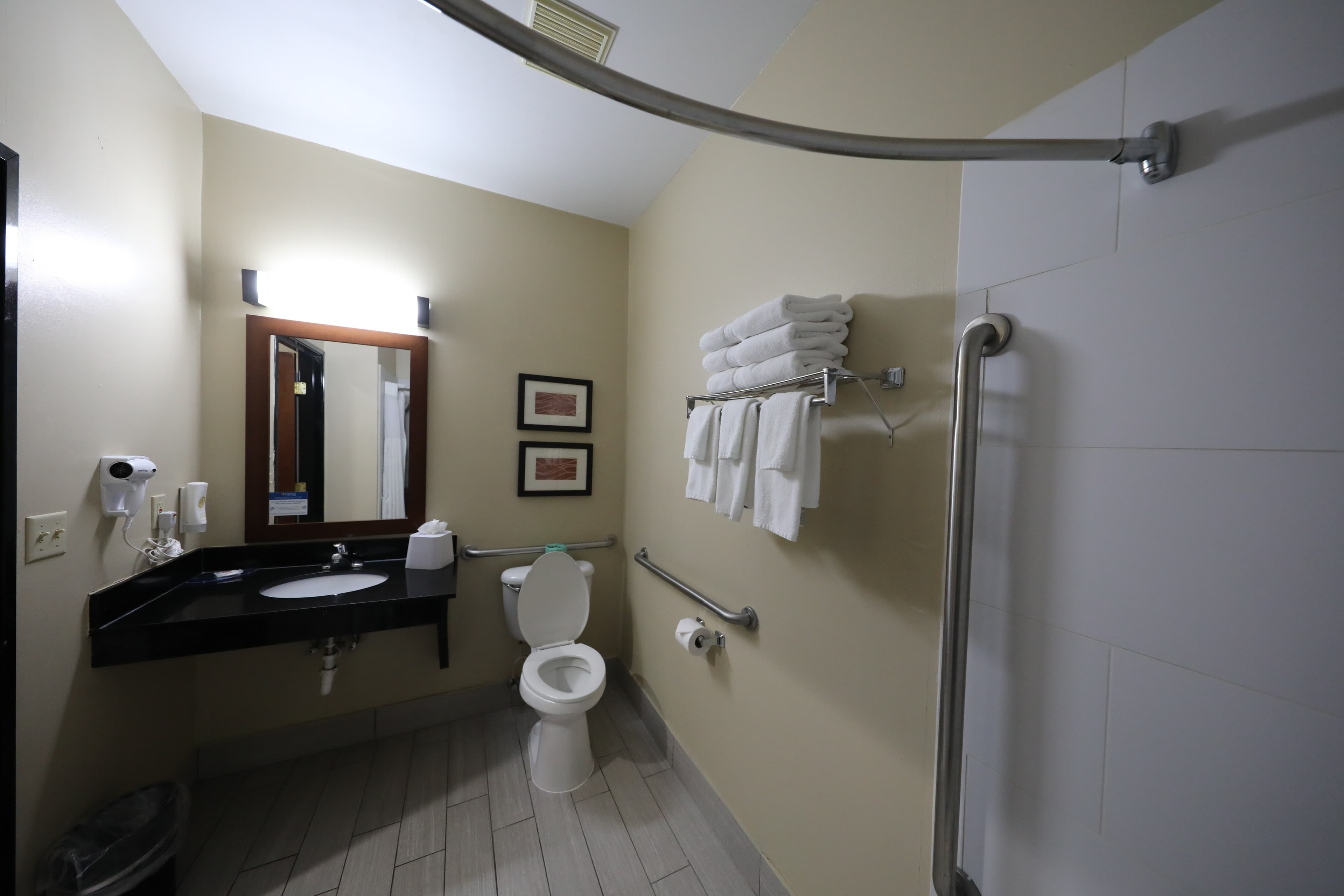 Comfort Inn & Suites Hutchinson — 12